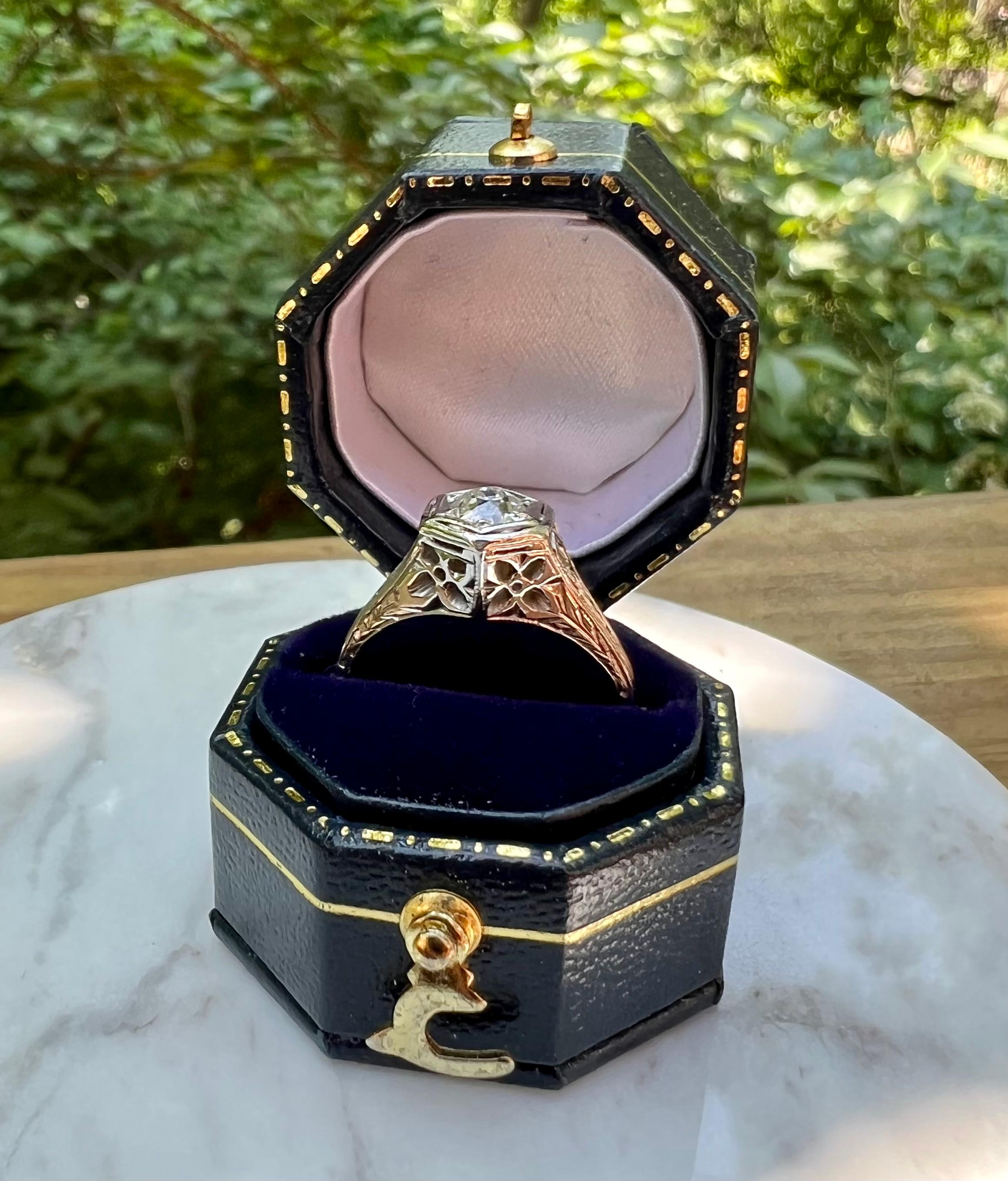 Art Deco Old European Cut Diamond Engagement Ring in 18 Karat Gold 4