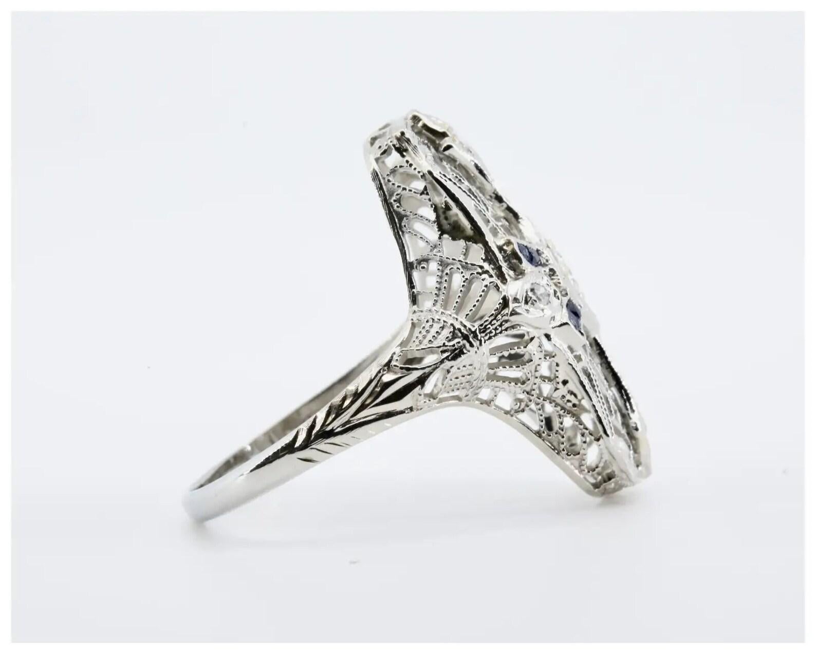 Ein Art-Deco-Ring mit Diamanten im alten europäischen Schliff und Saphiren im französischen Schliff.

Besetzt mit fünf antiken Diamanten im europäischen Schliff von 0,30 CTW, Farbe G und Reinheit VS.

Akzentuiert durch acht Saphire im französischen