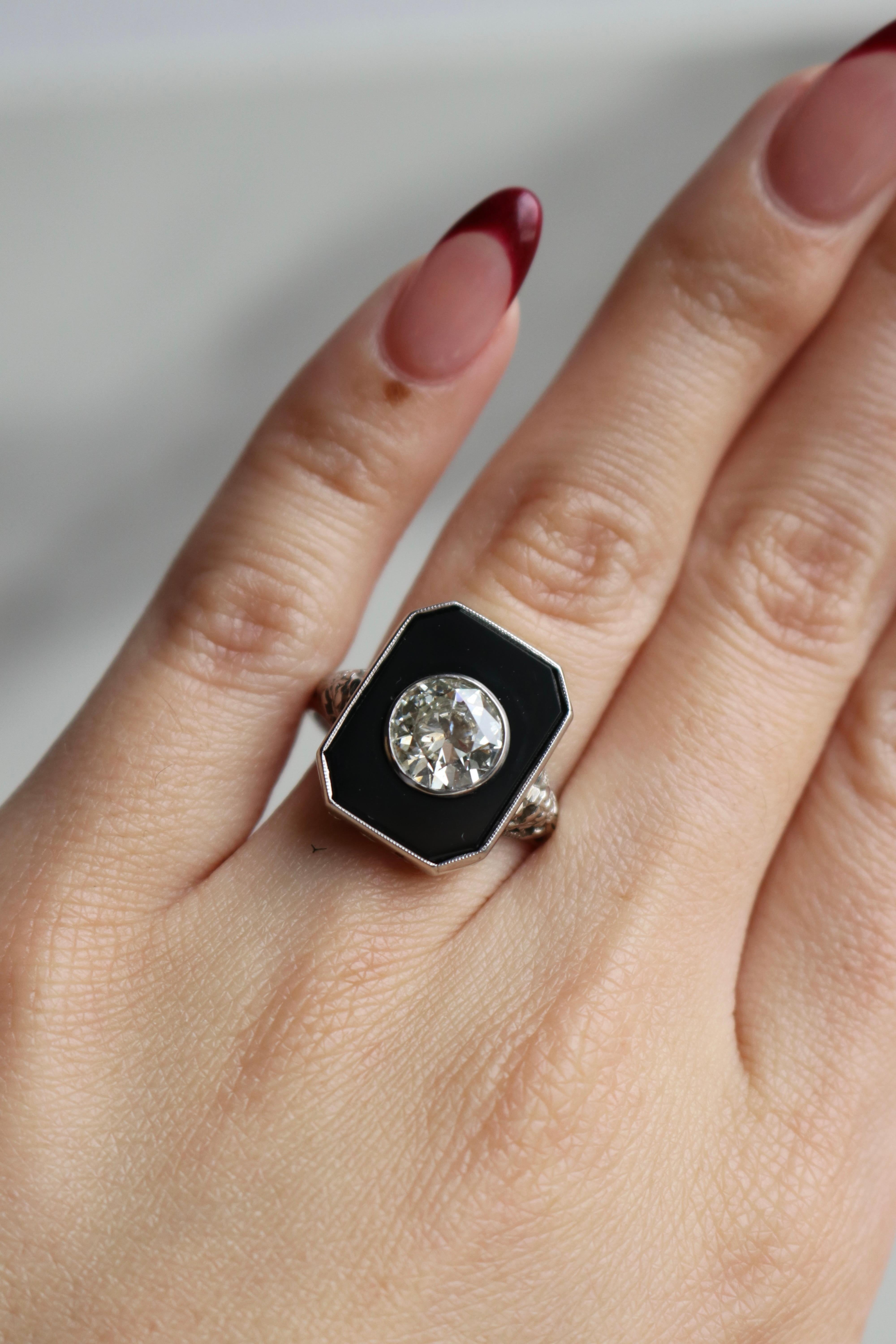 Art Deco Old European Cut Diamond Onyx 18k White Gold Filigree Ring For Sale 2