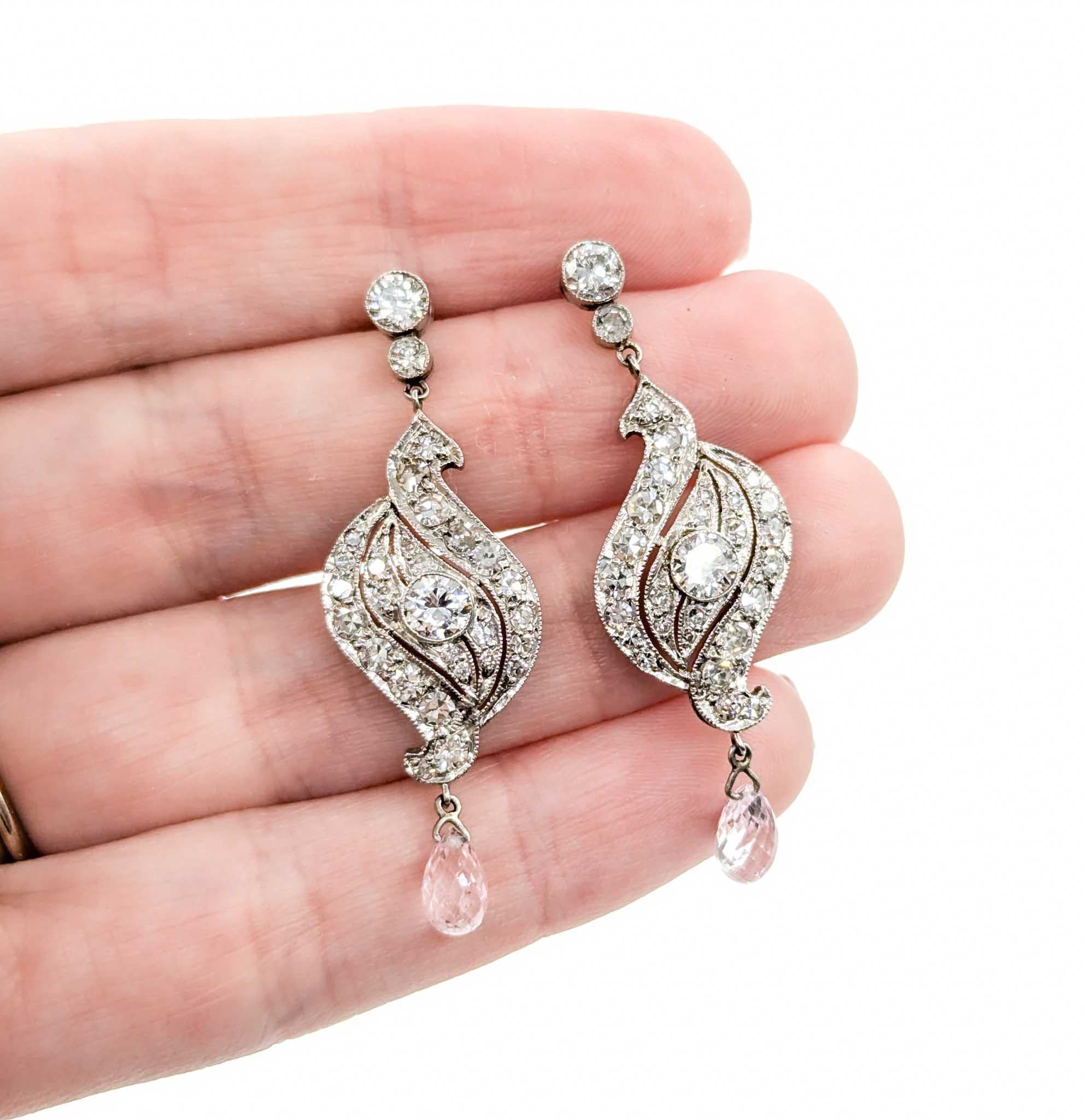Boucles d'oreilles pendantes Art déco en platine, diamant de taille européenne ancienne et saphir rose

Entrez dans l'élégance du début du XXe siècle avec ces exquises boucles d'oreilles, méticuleusement réalisées en platine 900pt. Avec un poids