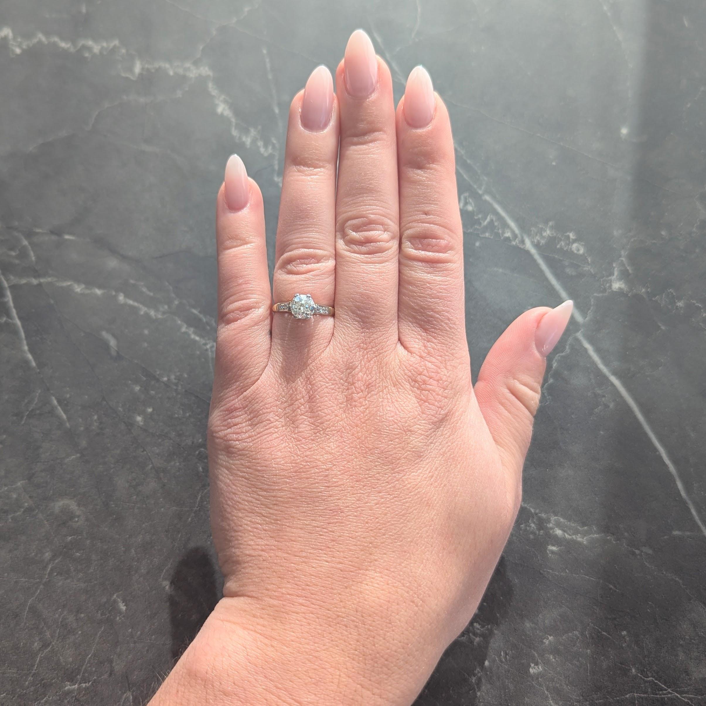 Centrado en un diamante de talla europea antigua con un peso aproximado de 0,96 quilates - color M con claridad VS2
Engarzada en una montura de seis puntas rematada en platino con una cesta perforada con motivo de llave griega
Flanqueada por hombros