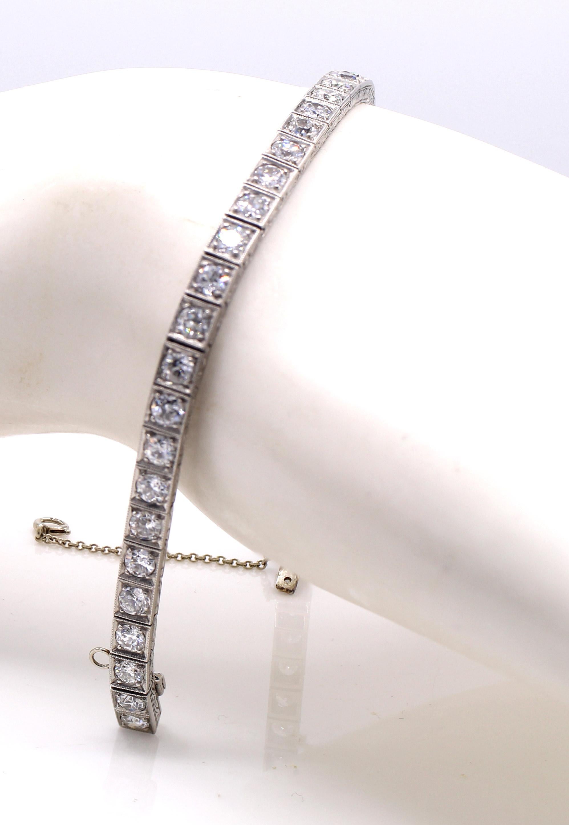 Dieses meisterhaft in Handarbeit aus Platin gefertigte Armband aus der Art Deco-Diamantlinie ist ein Muss für jede Schmucksammlung. Besetzt mit 39 perfekt aufeinander abgestimmten, strahlend weißen und lebendigen Diamanten im alten europäischen