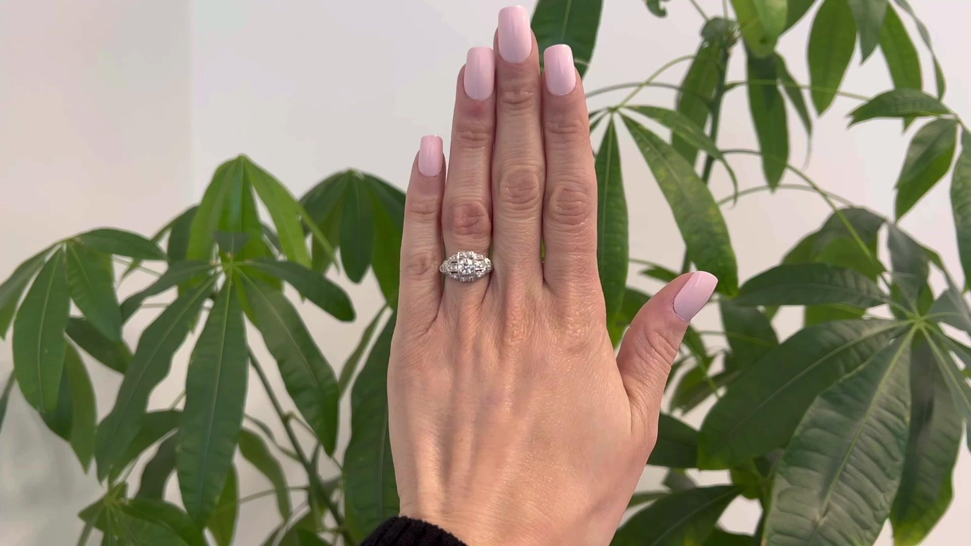 Une bague en platine Art déco avec un diamant de taille européenne ancienne. Comprenant un diamant de taille européenne ancienne pesant approximativement 0,75 carat, de couleur I et de pureté SI1. Accentué par 20 diamants taille unique d'un poids