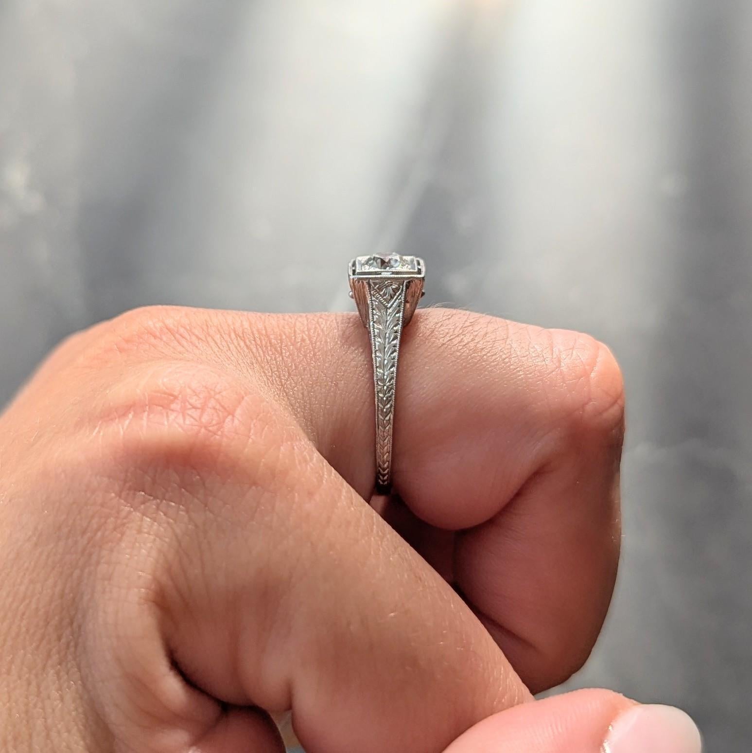 Anello di fidanzamento solitario in platino con diamante antico di taglio europeo Art of Vintage in vendita 4