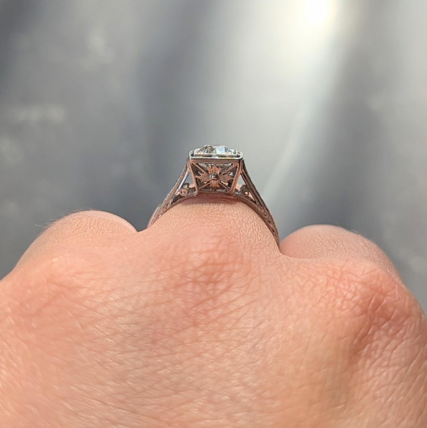 Anello di fidanzamento solitario in platino con diamante antico di taglio europeo Art of Vintage in vendita 3