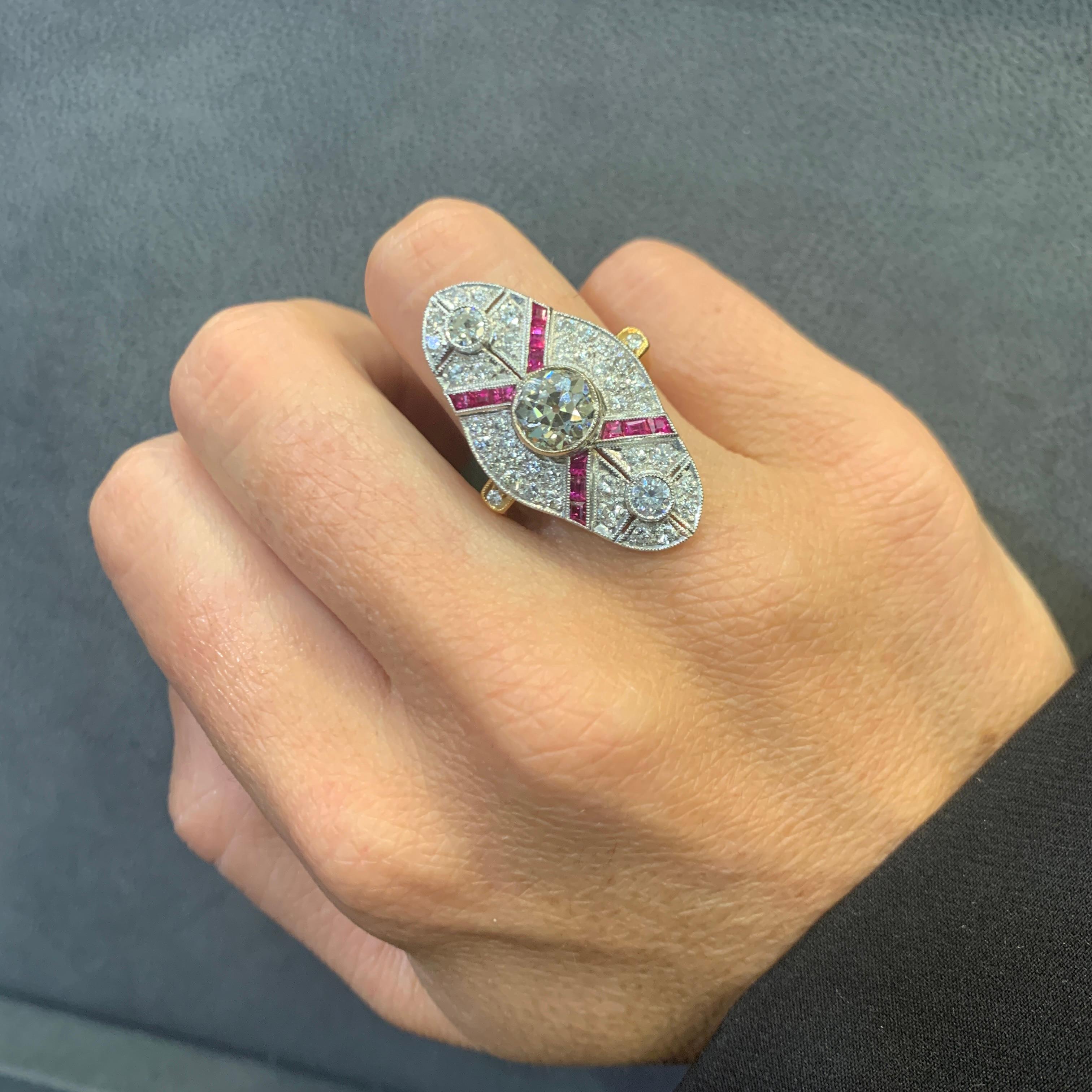 Anillo Art Déco Navette de Rubí y Diamante talla europea antigua

Anillo con diamantes de talla europea antigua y rubíes de talla cuadrada.
Peso de la piedra central: aproximadamente  1,25 quilates 
Peso de los dos diamantes laterales: