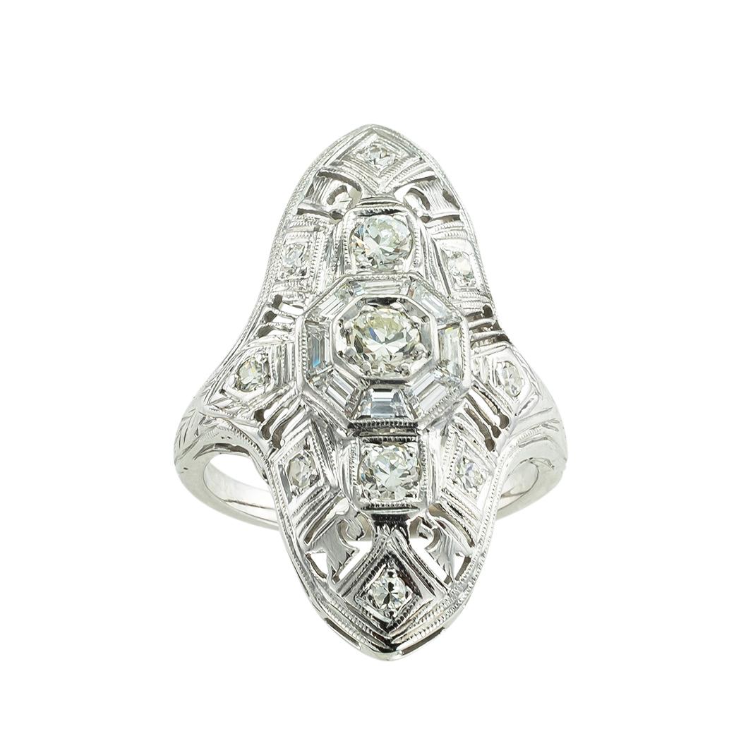 Art-Deco-Diamant und Weißgold-Tafelring um 1930. *

ÜBER DIESEN ARTIKEL:  #R-DJ524D. Scrollen Sie nach unten für detaillierte Spezifikationen.  Dieser authentische Art-Déco-Dinner-Ring ist ein perfektes Beispiel für die Eleganz und Opulenz dieser