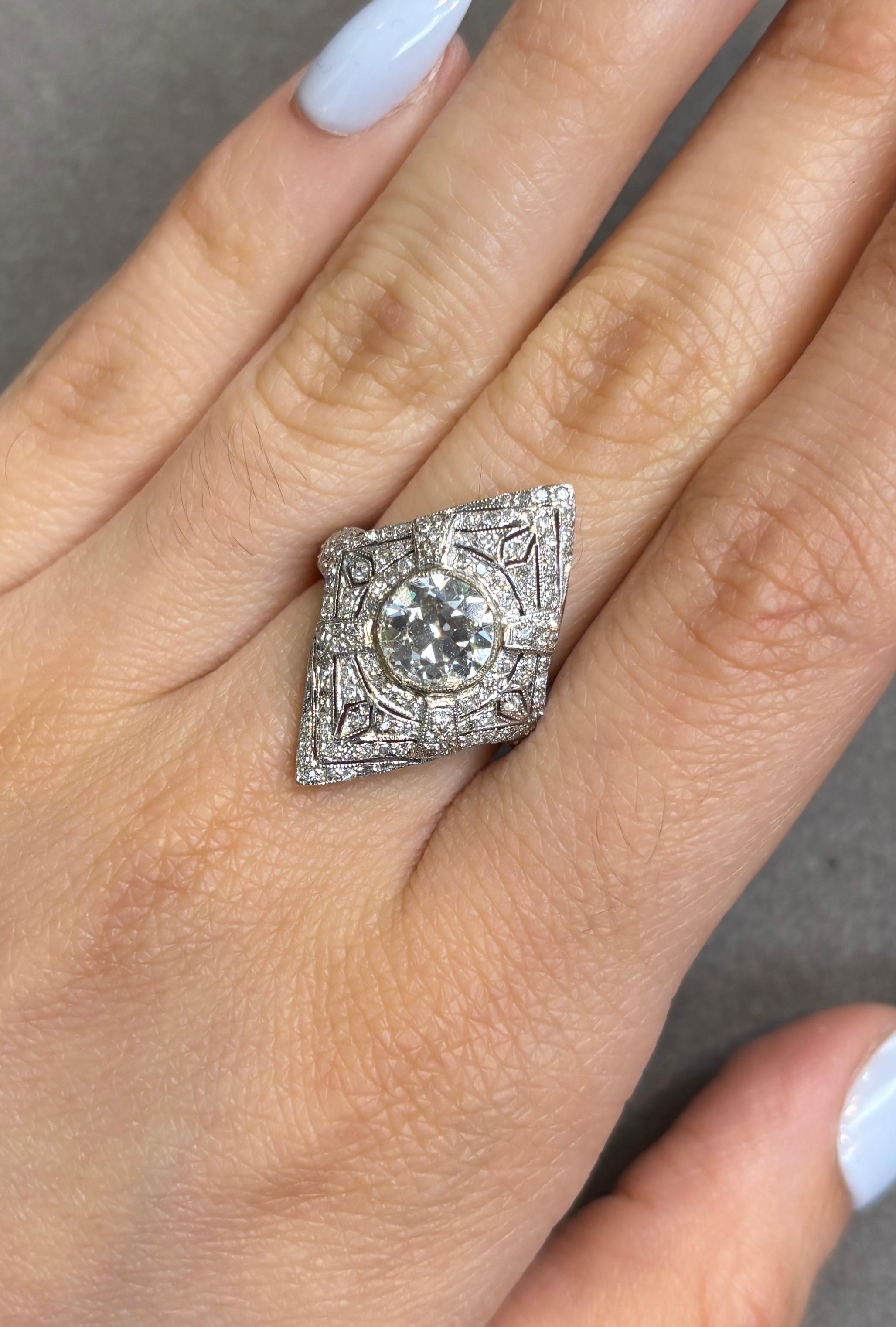 Bague Art déco en diamant navette de taille européenne ancienne


Bague de forme géométrique sertie d'un diamant de taille ancienne européenne de 1,65 carat certifié par le GIA, accentué par des diamants de taille ronde.

Taille européenne ancienne