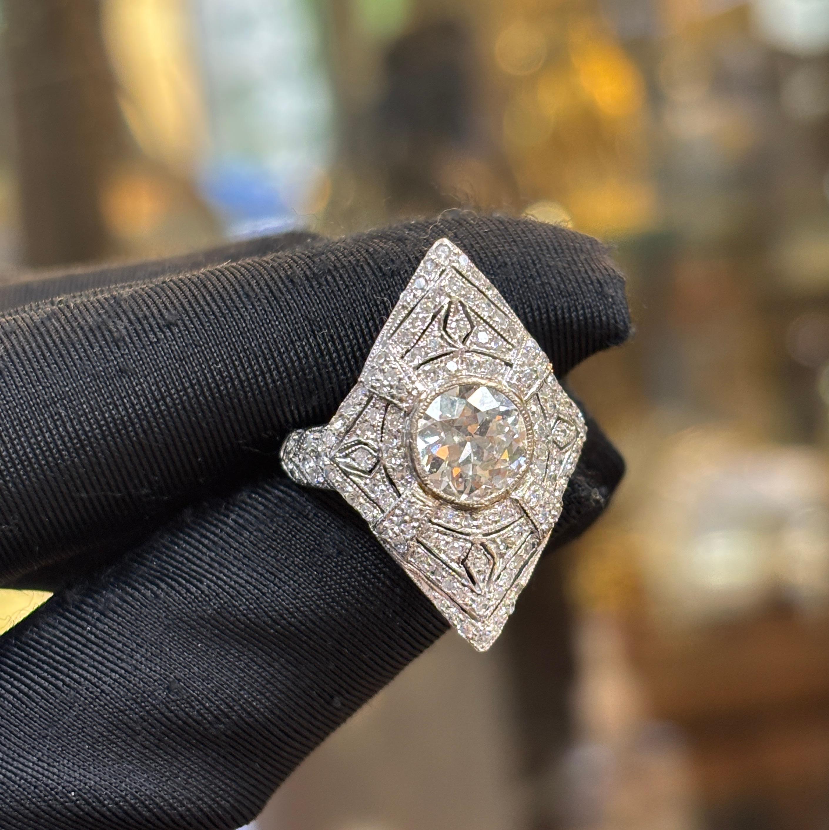 Bague Art déco en diamant navette de taille européenne ancienne Excellent état - En vente à New York, NY
