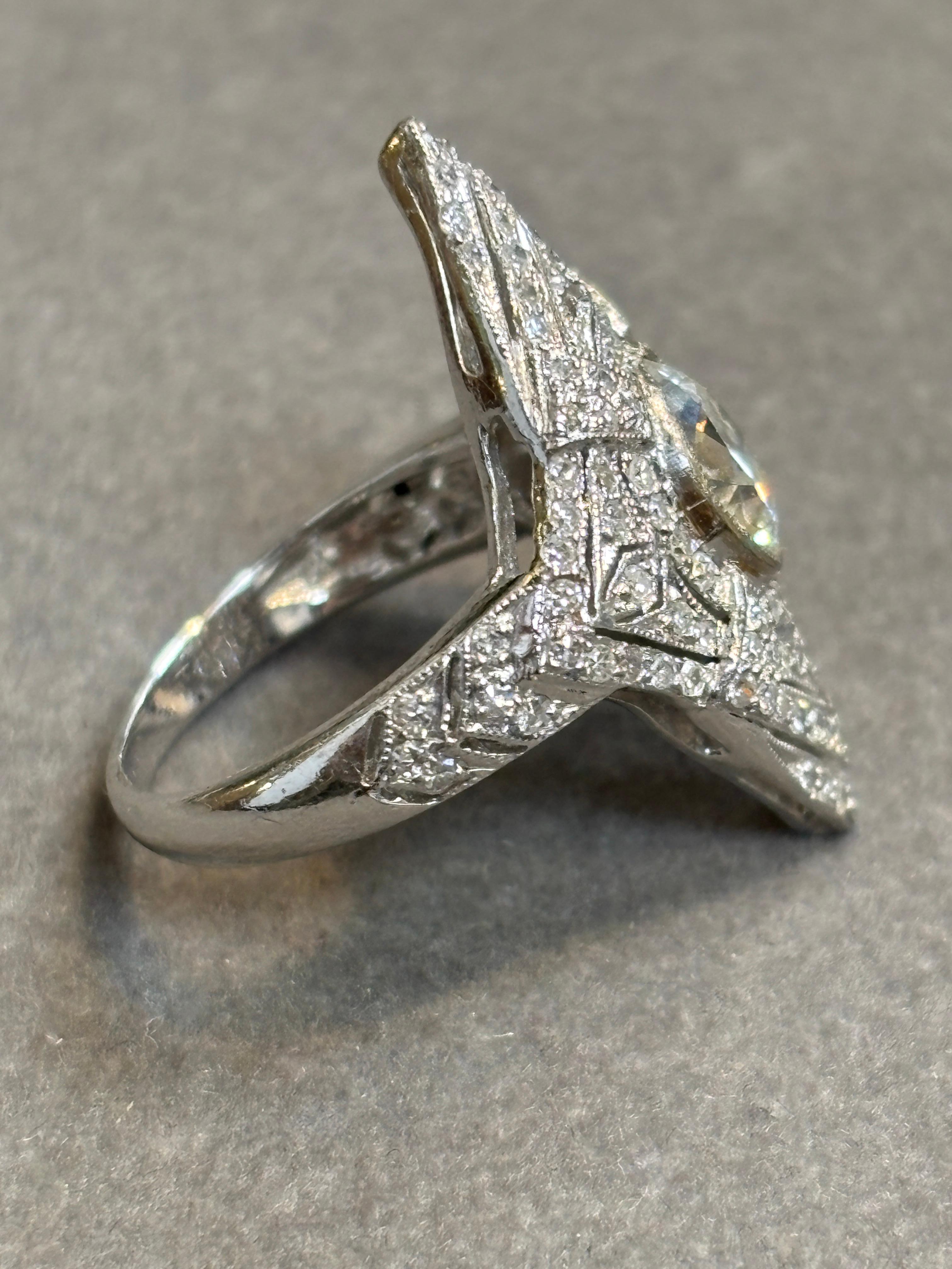 Bague Art déco en diamant navette de taille européenne ancienne en vente 1