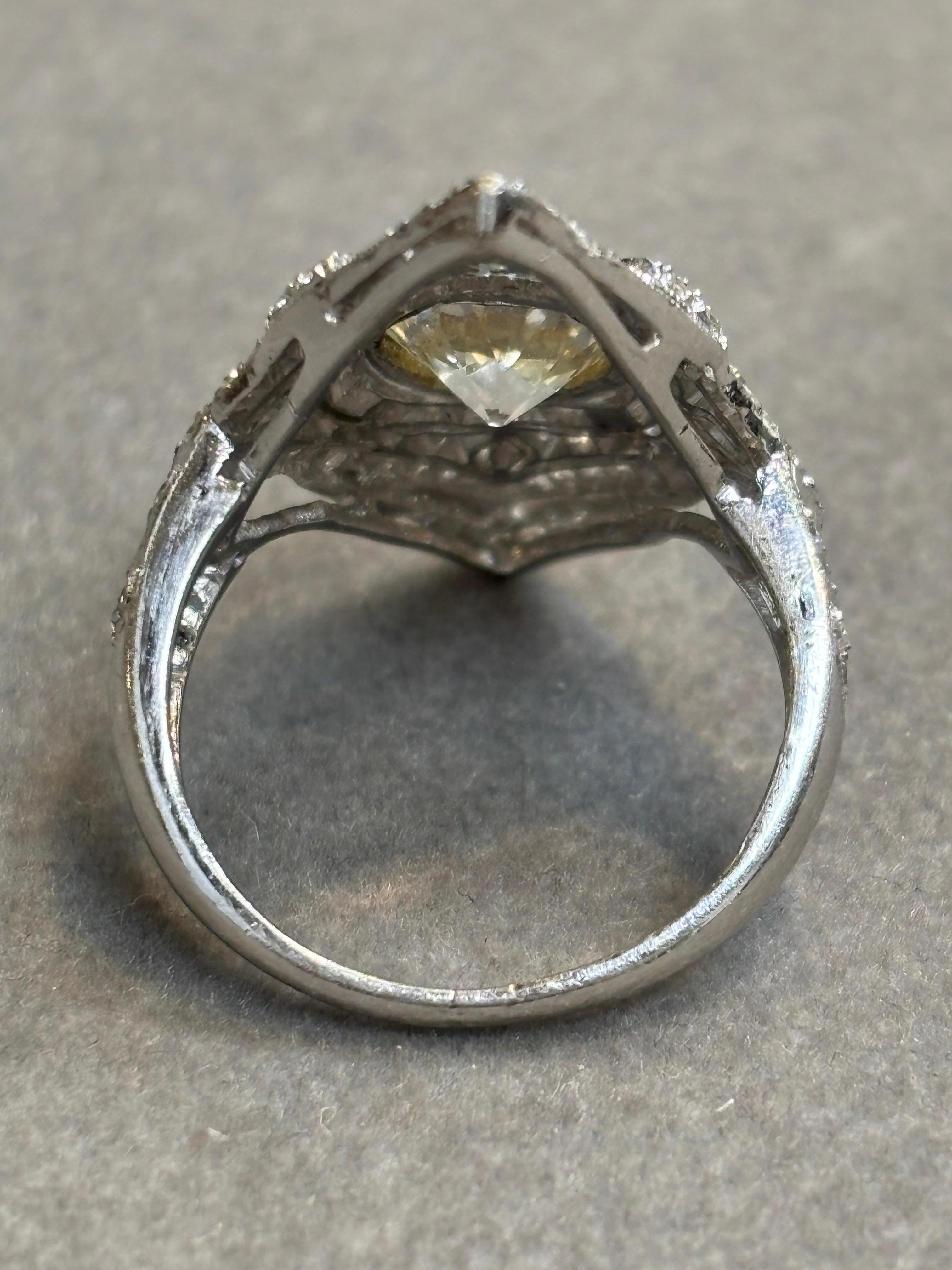 Bague Art déco en diamant navette de taille européenne ancienne en vente 2