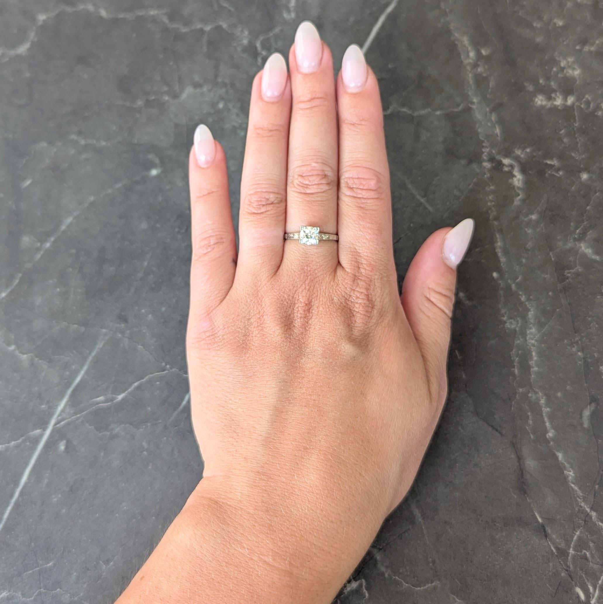 In der Mitte ein Diamant im alten europäischen Schliff mit einem Gewicht von etwa 0,78 Karat - Farbe I und Reinheit VS2
Perle in einer quadratischen Form Kopf und flankiert von gravierten Scroll-Motiv Schultern gesetzt
Korb und Profil mit