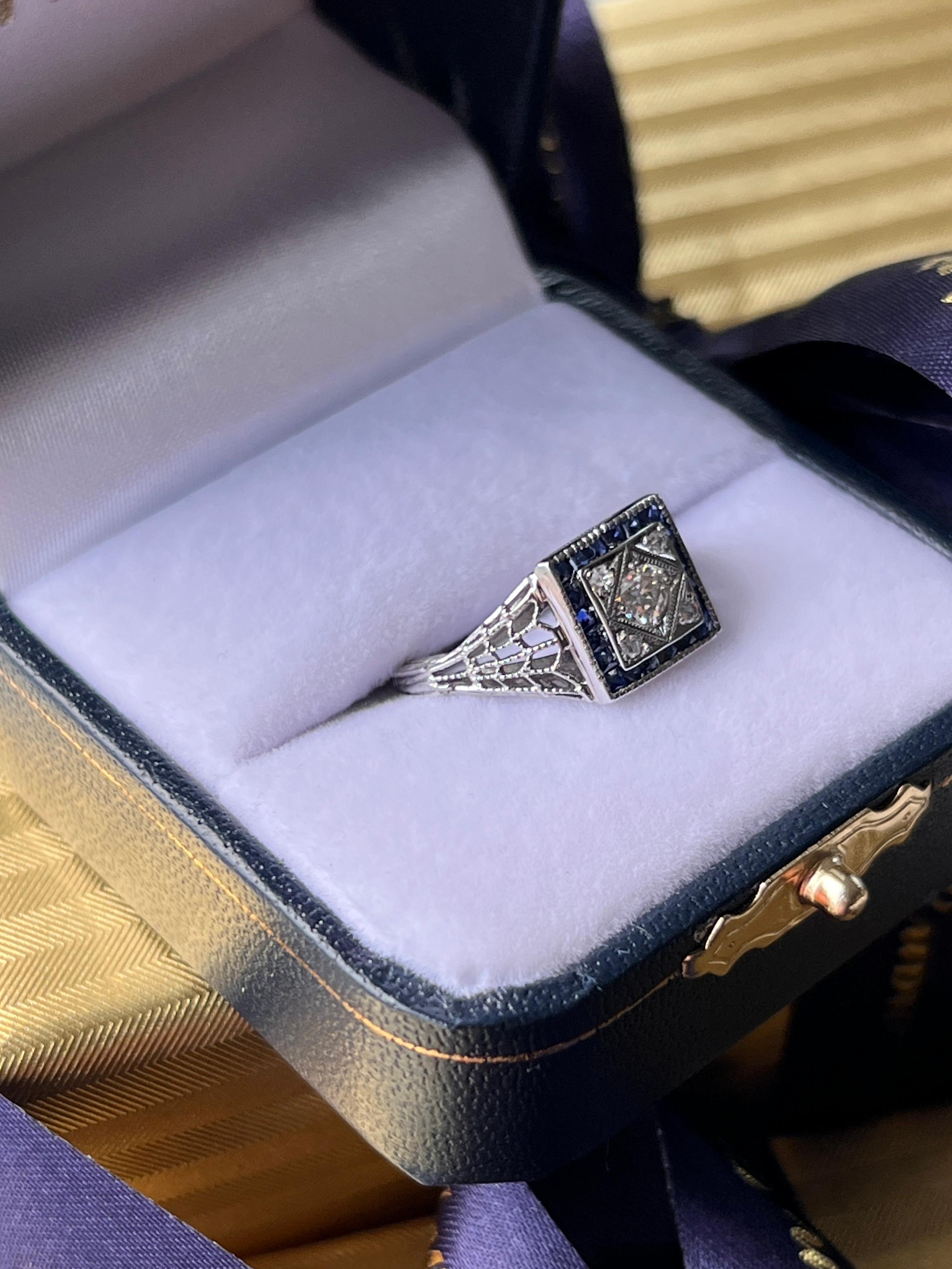 Taglio antico europeo Art Deco Old European Diamond and Synthetic Blue Sapphire 18k White Gold Ring in vendita