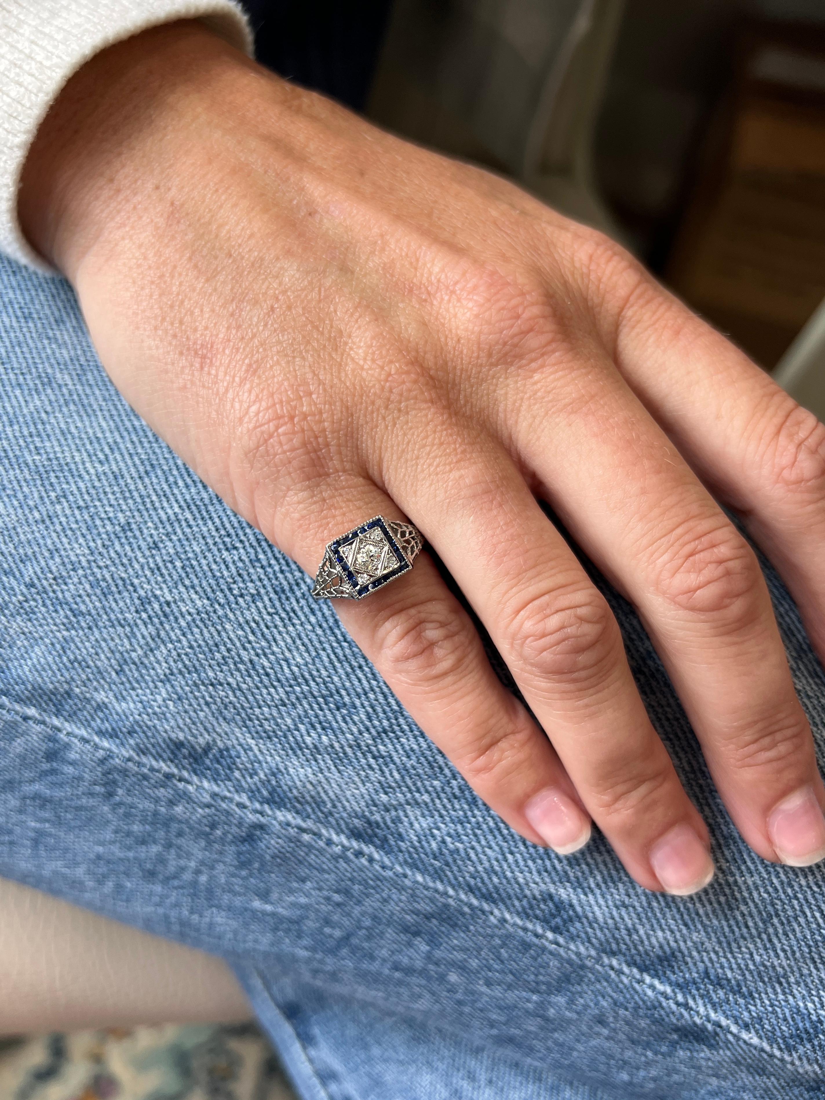 Art Deco Old European Diamond and Synthetic Blue Sapphire 18k White Gold Ring in vendita 2