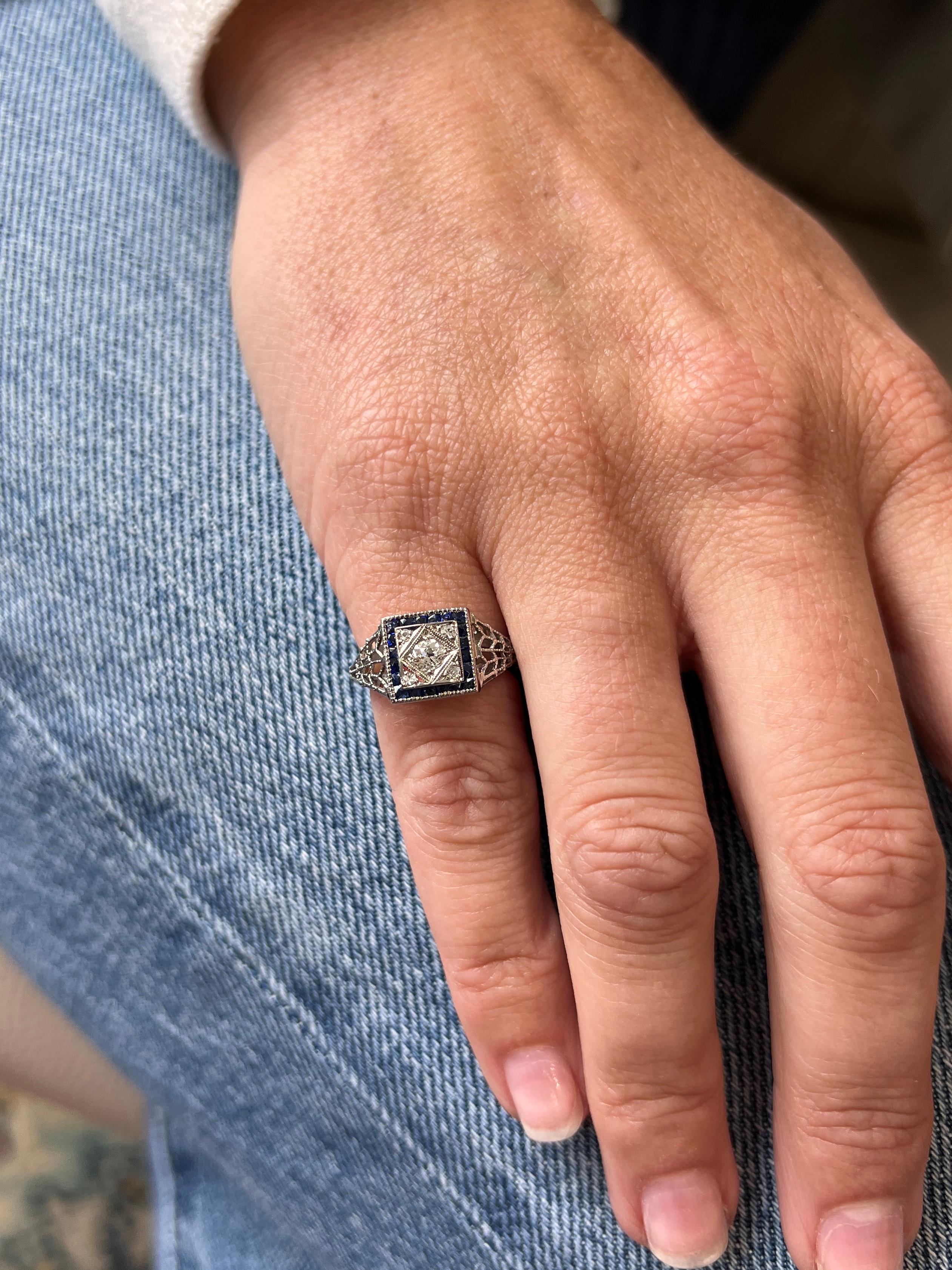 Art Deco Old European Diamond and Synthetic Blue Sapphire 18k White Gold Ring in vendita 3