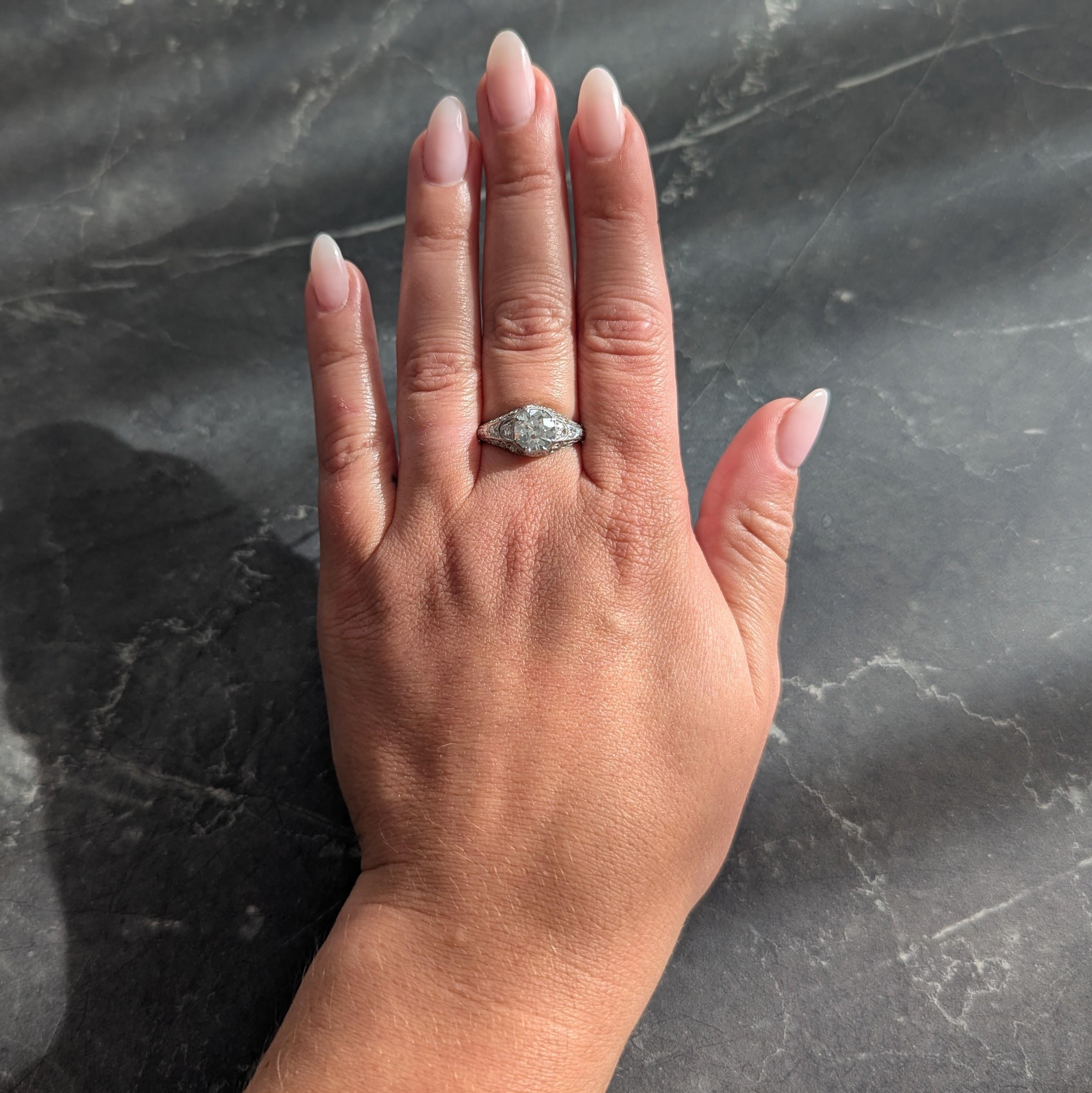 Al centro un diamante vecchio taglio europeo di circa 1,62 carati - colore H e purezza SI1.
Testa a forma ottagonale incastonata, affiancata da spalle smerlate e traforate.
Accentuato da un profilo a galleria traforata con motivo a voluta.
Perline