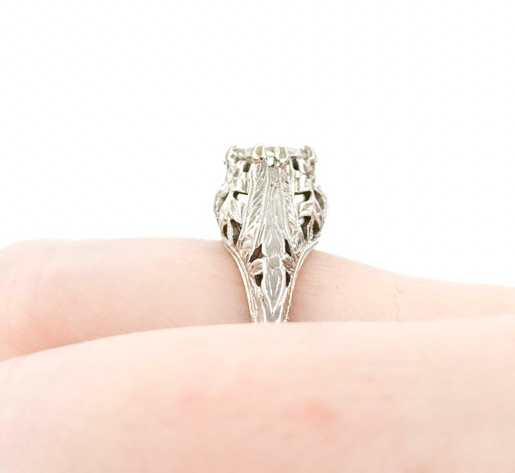 Art Deco Old European Diamantring in 18k Weißgold

Wir stellen diesen wunderschönen antiken Ring aus 18 Karat Weißgold vor. Der Ring ist mit einem alten europäischen Diamanten von 0,85 Karat besetzt, der ein anspruchsvolles und zeitloses Design