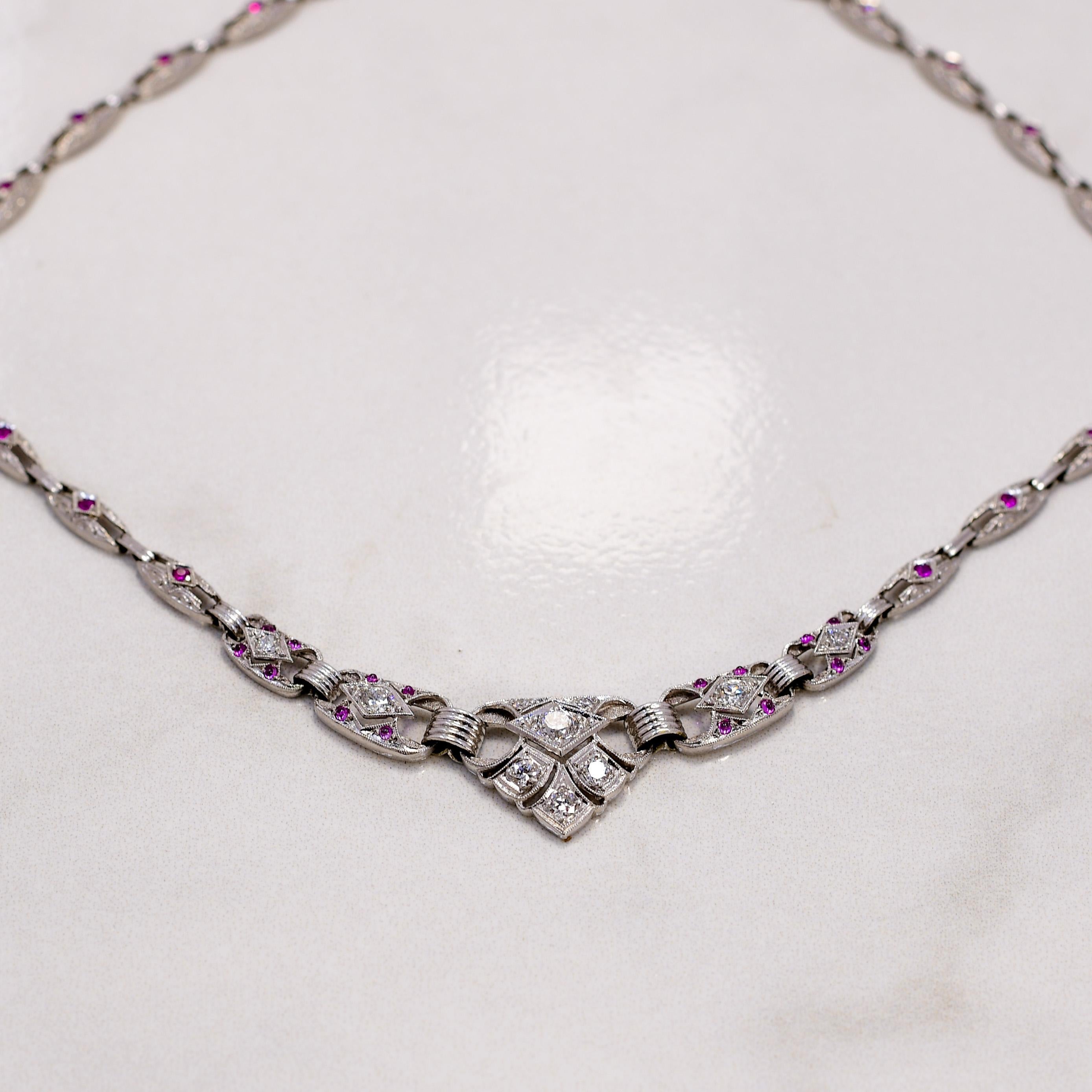 Die Art Deco 14K White Gold Diamond & Ruby Filigree Necklace ist eine atemberaubende Hommage an den Glamour und die Raffinesse der Roaring Twenties. Mit ihrem filigranen Design fängt diese Halskette die Essenz des Art-déco-Stils ein, der sich durch