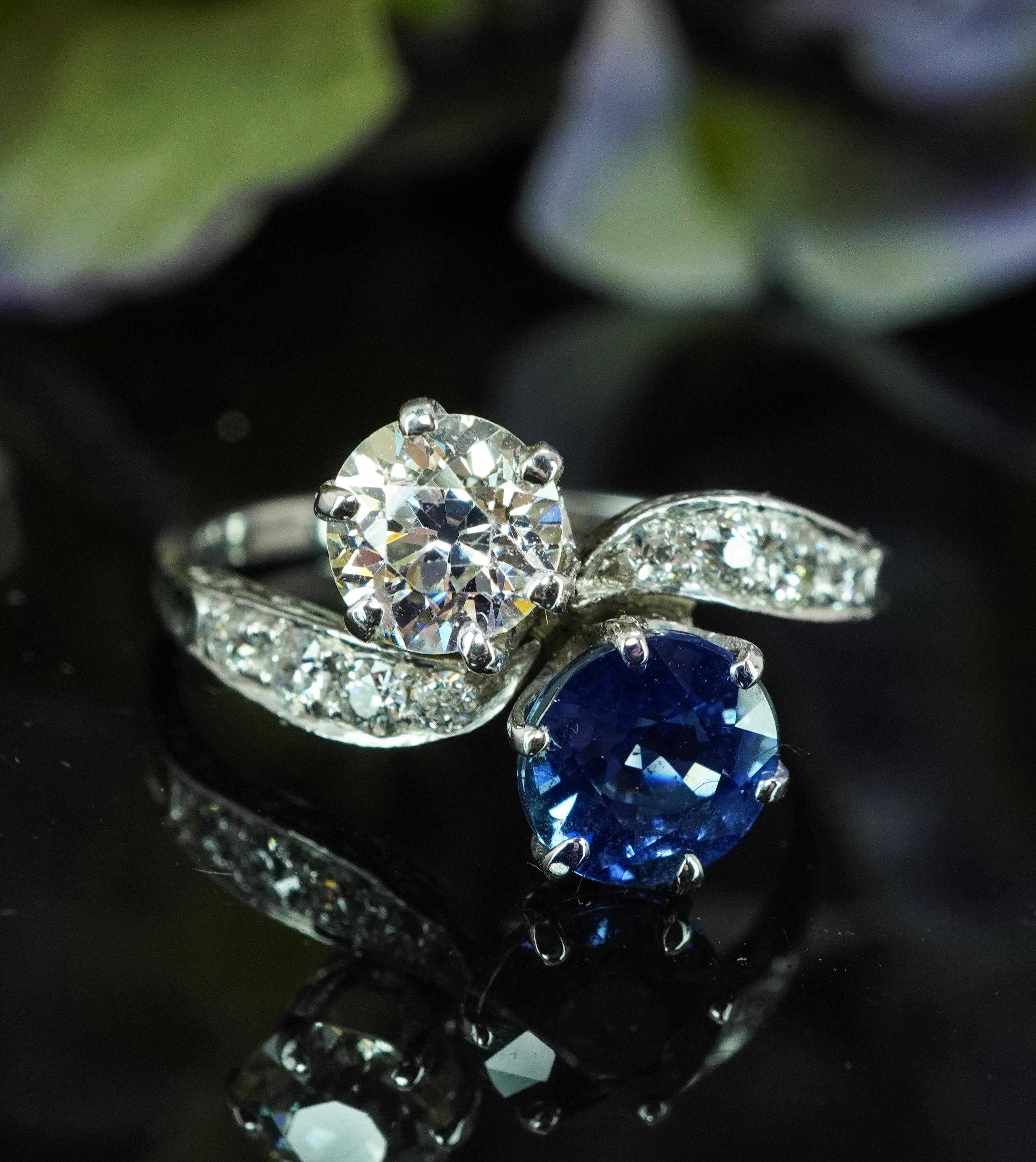 Art Deco Old European Mine Diamond Sapphire Ring Platinum Antique Toi et Moi Bon état - En vente à Brambleton, US