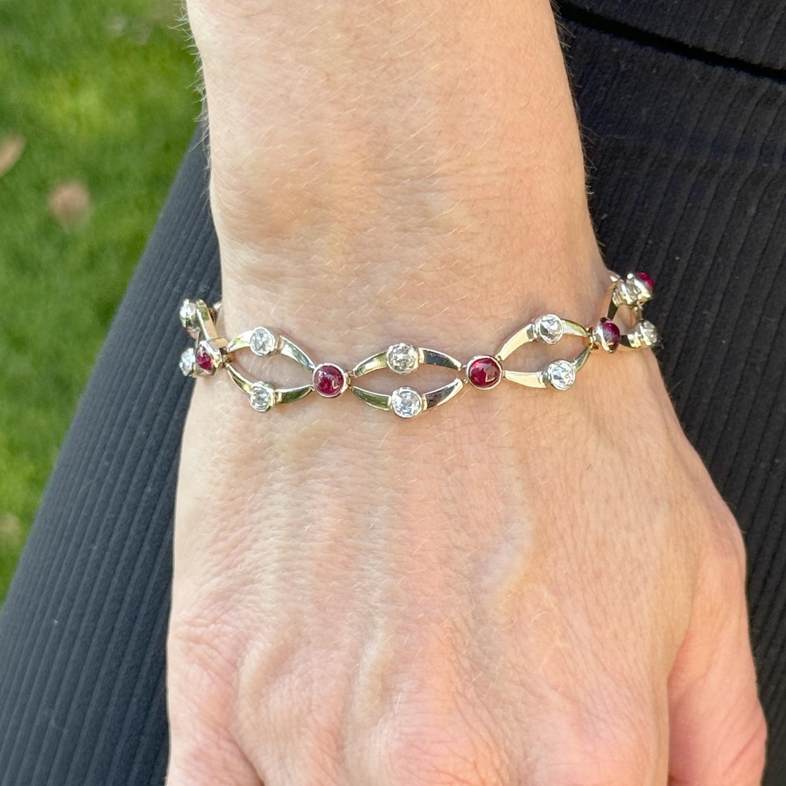 Art Deco Old Mine Cut Diamond Cabochon Ruby Platinum Yellow Gold Link Bracelet In Excellent Condition For Sale In Boca Raton, FL