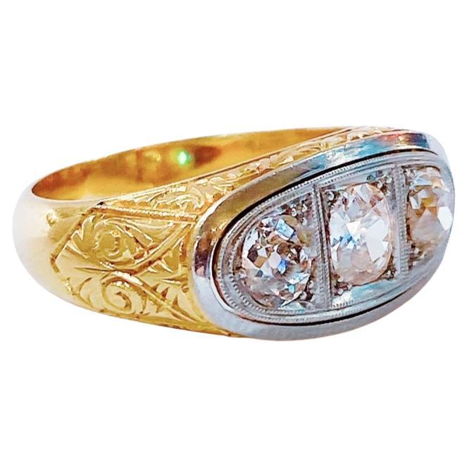Art deco 18k Gelbgoldring mit eingravierter detaillierter Arbeit zentriert mit 3 großen Diamanten gekrönt mit Weißgold mit geschätztem Diamantgewicht von 1,70 Karat H Farbe weiß vs Klarheit ausgezeichneter Schnitt und spart und Gesamtgoldgewicht von