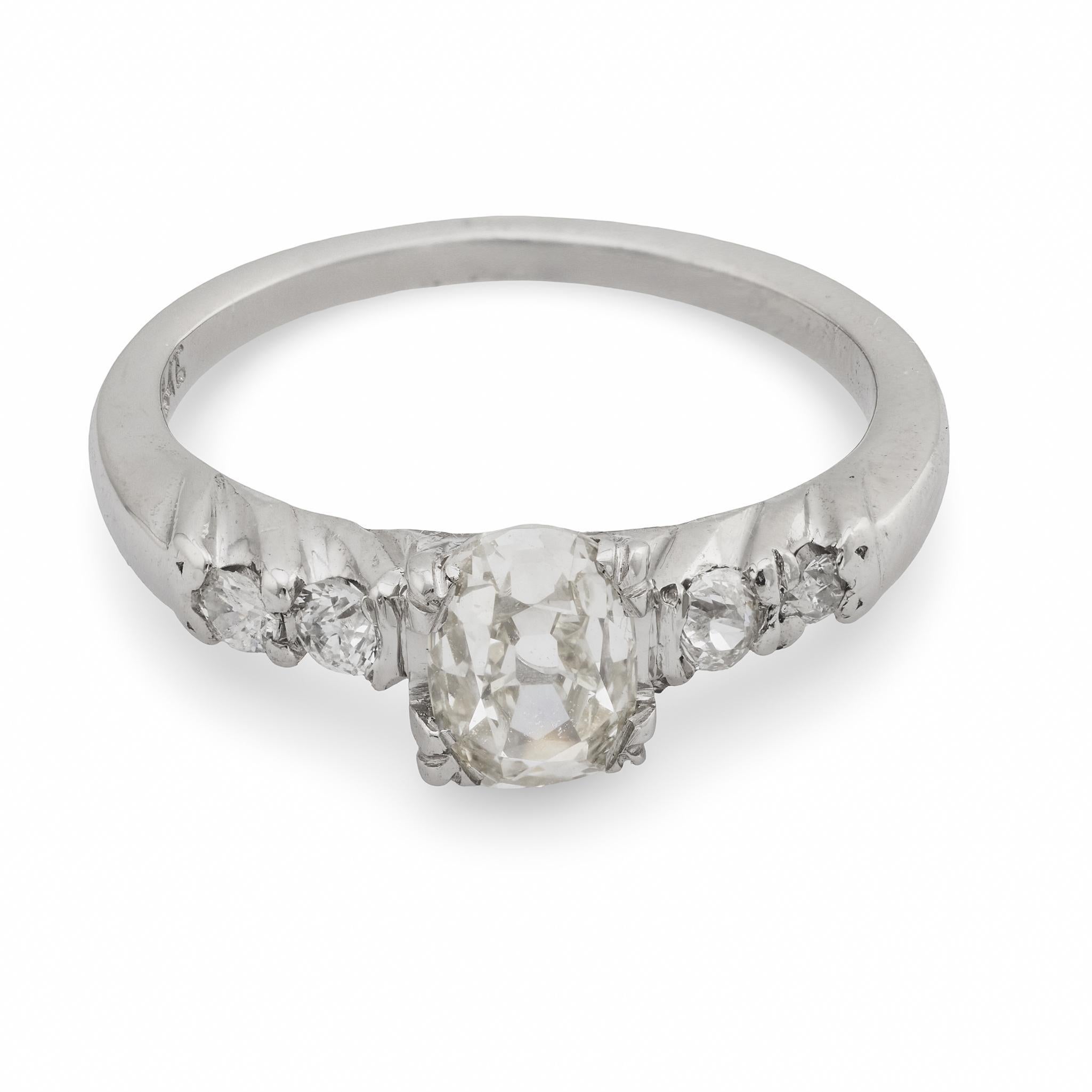 Taille vieille mine Bague de fiançailles Art déco en platine avec un diamant de taille ancienne. en vente