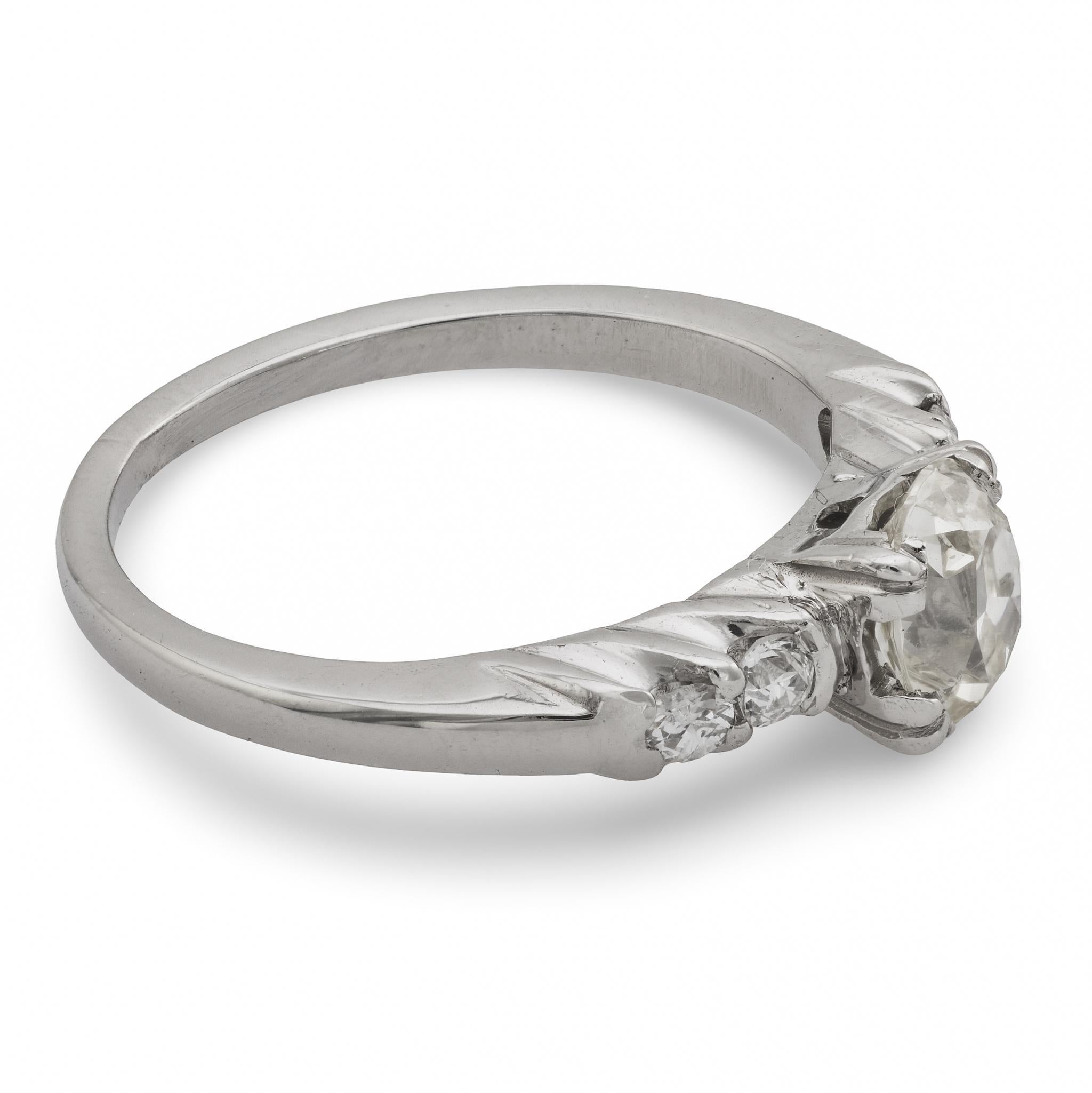 Bague de fiançailles Art déco en platine avec un diamant de taille ancienne. Pour femmes en vente