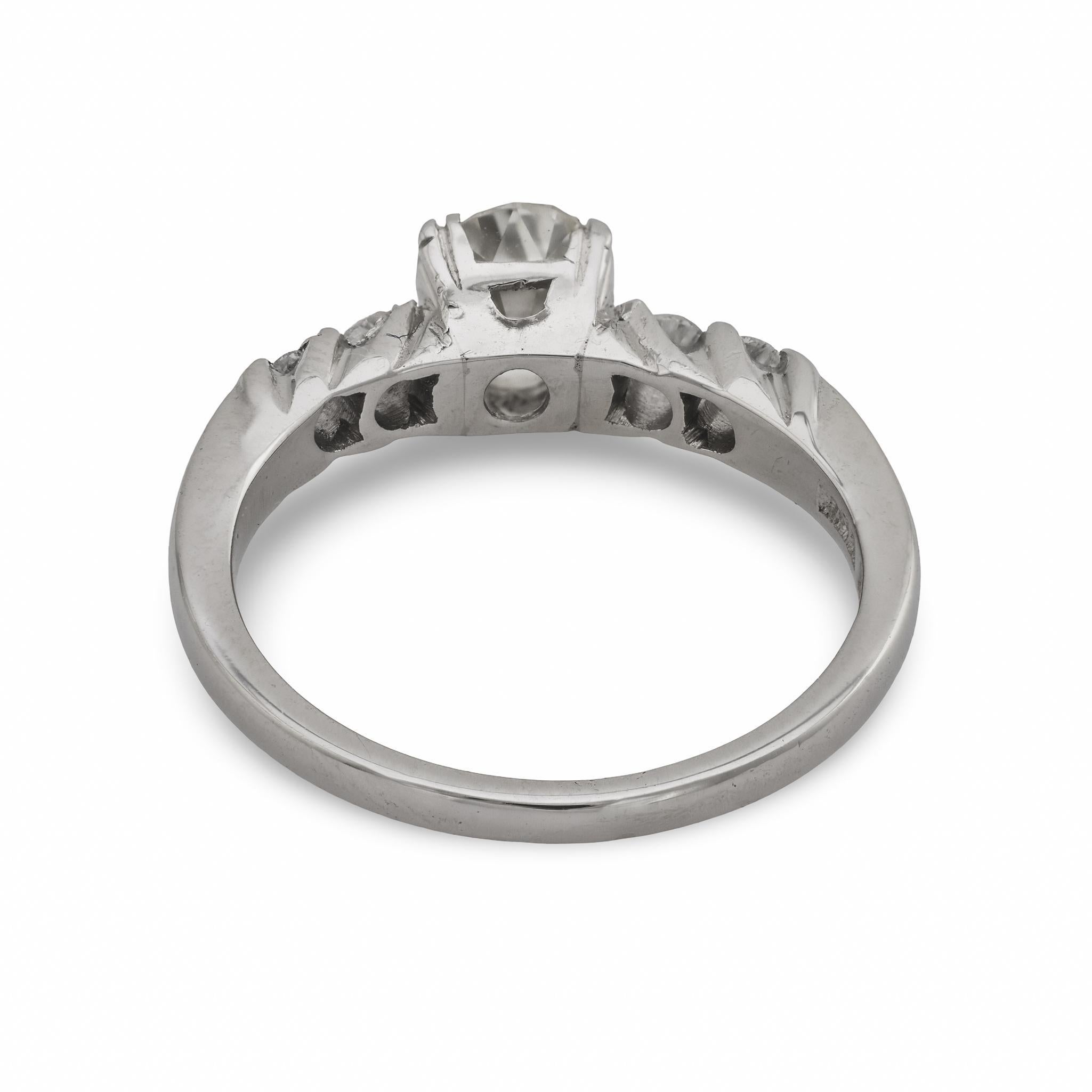 Bague de fiançailles Art déco en platine avec un diamant de taille ancienne. en vente 2