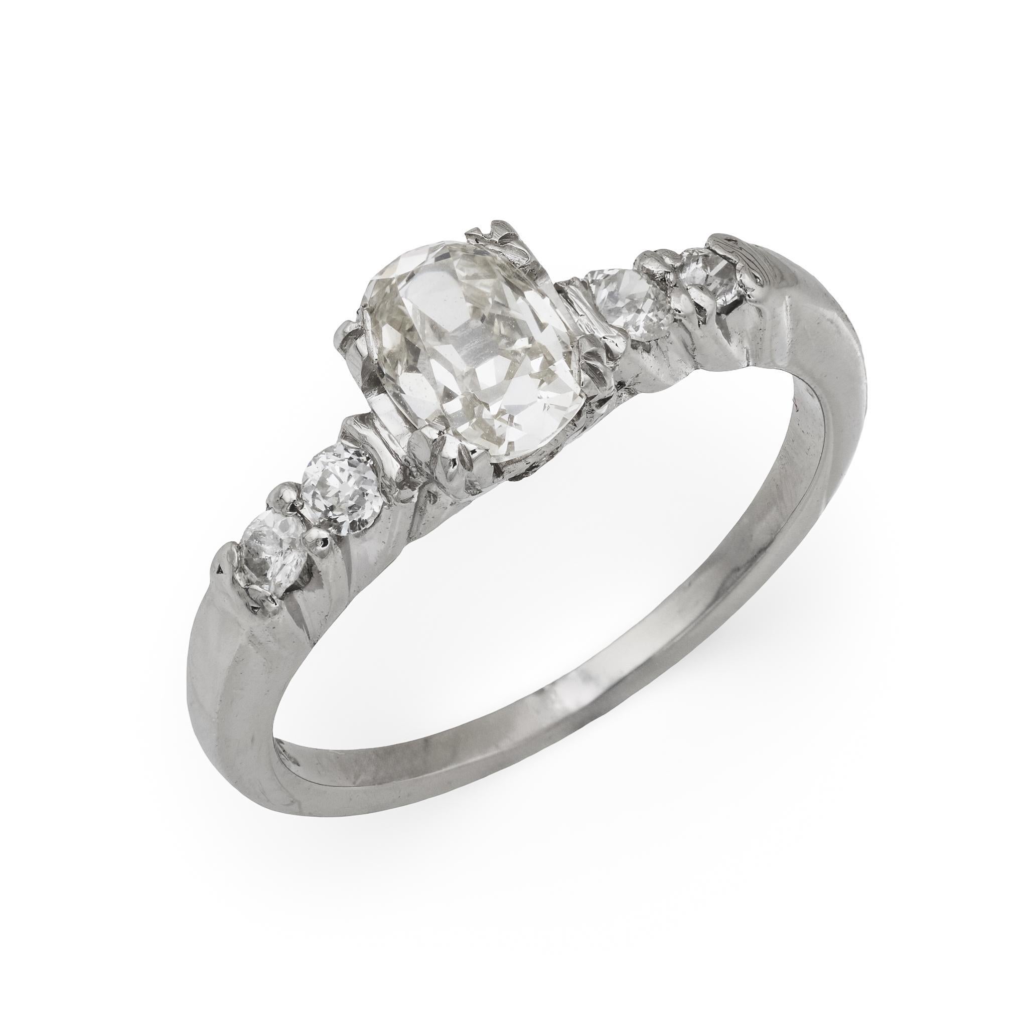 Bague de fiançailles Art déco en platine avec un diamant de taille ancienne. en vente