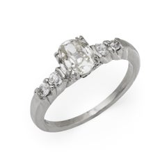 Bague de fiançailles Art déco en platine avec un diamant de taille ancienne.