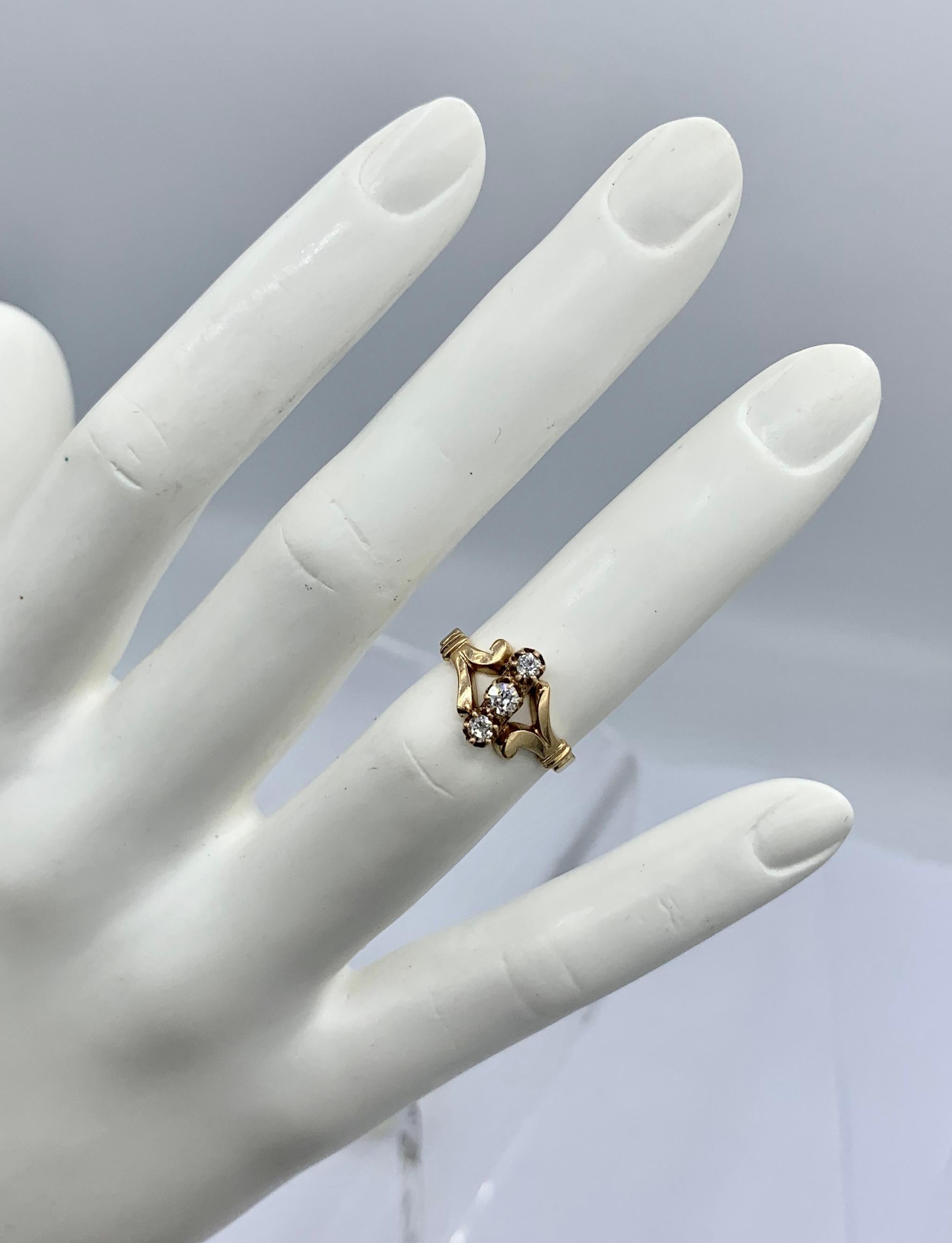 Art Deco Old Mine Cut Diamond Ring 14 Karat Gold Wedding Engagement Ring Antique In Good Condition For Sale In New York, NY