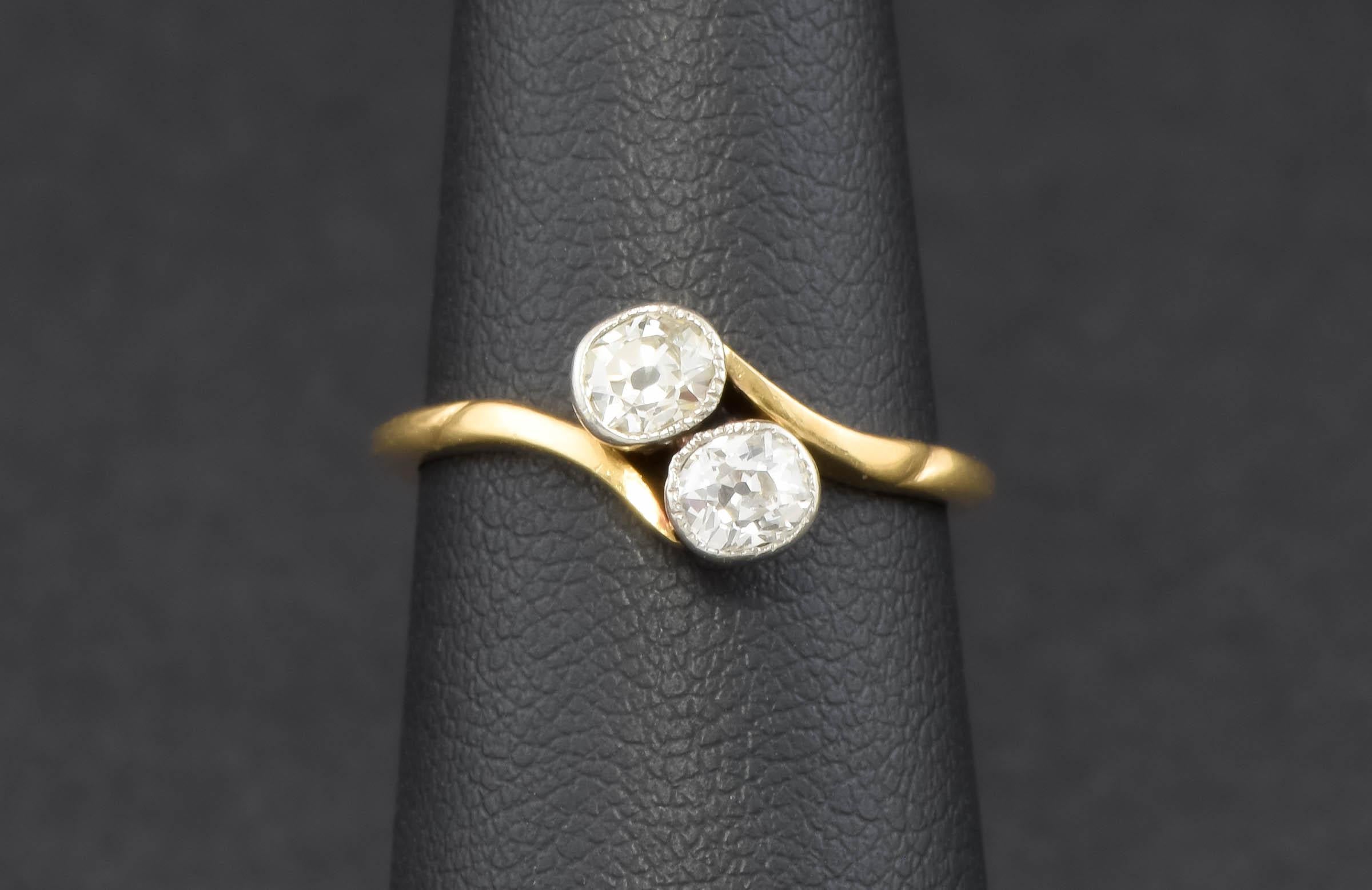 
A lovely and romantic ring, this elegant Toi et Moi (translating to 