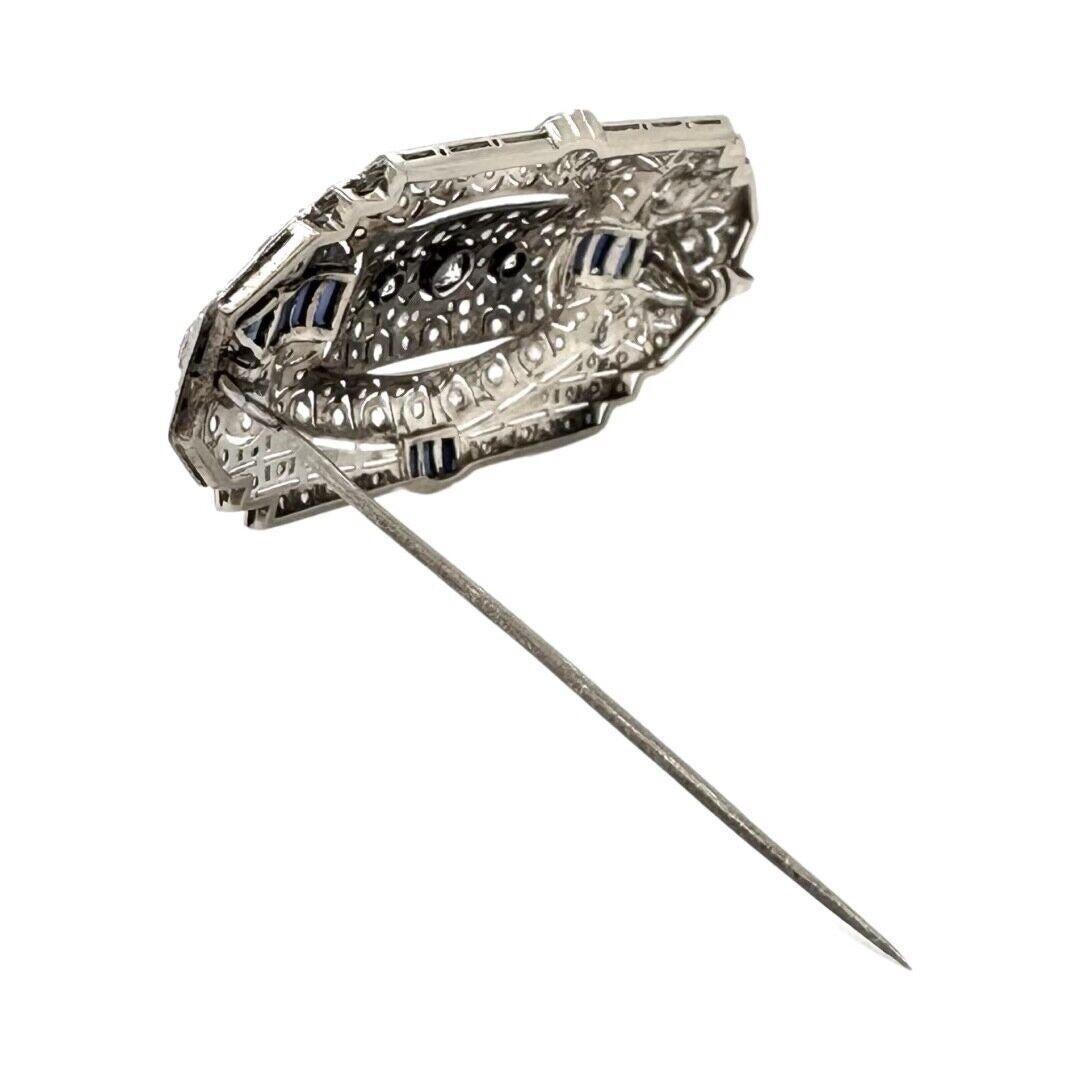 Art-Deco-Brosche aus Platin mit Diamanten und Saphiren aus alten Minen. Schöne, handgefertigte Brosche aus Platin mit Diamanten und blauem Saphir. Der Mittelstein hat ein Gewicht von 0,30 Karat und die beiden anderen Diamanten in der Mitte haben