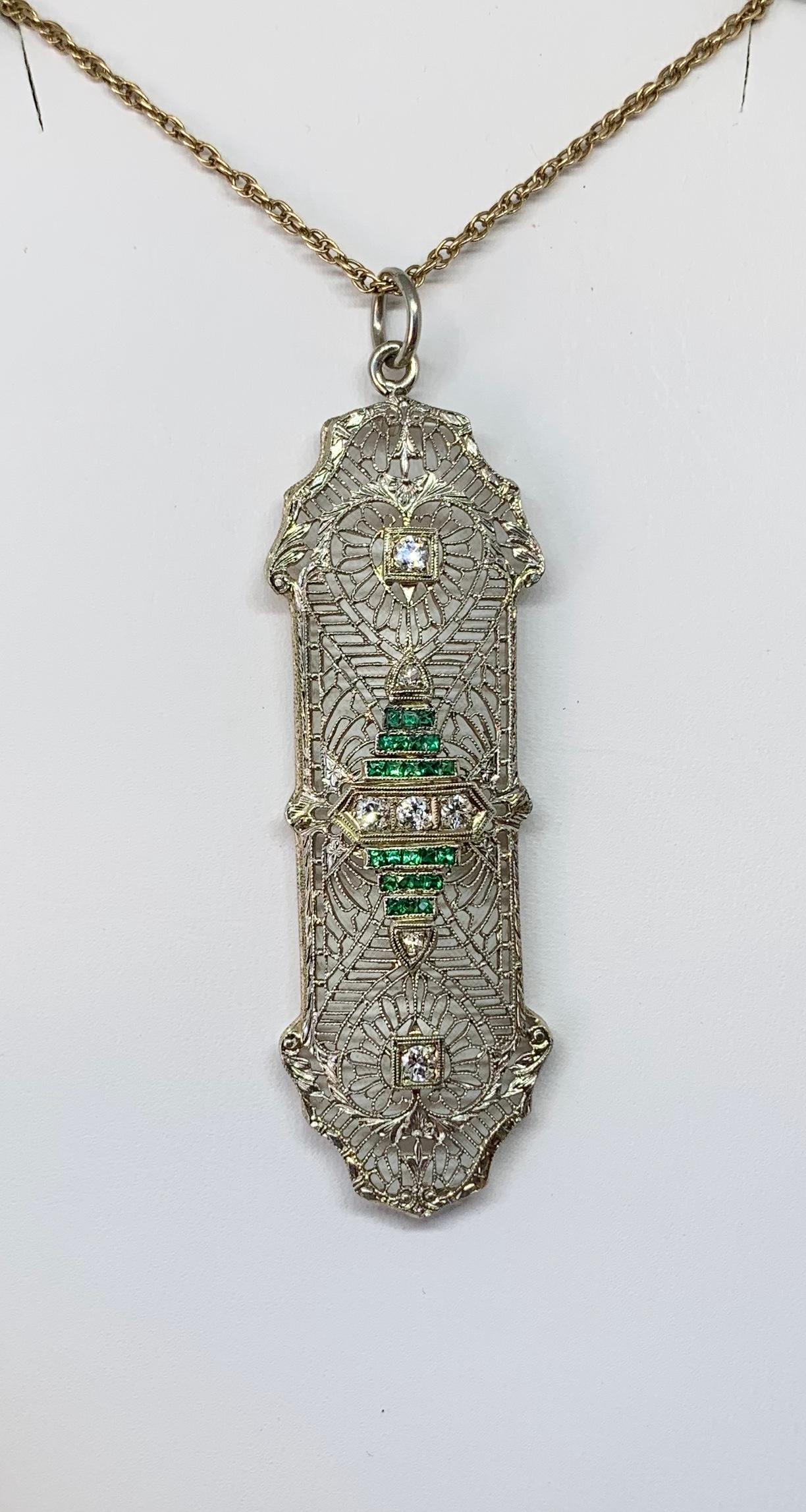 Art Deco Alter Minenschliff Diamant Smaragd Anhänger Halskette Filigran 14K Weißgold (Alteuropäischer Brillantschliff) im Angebot