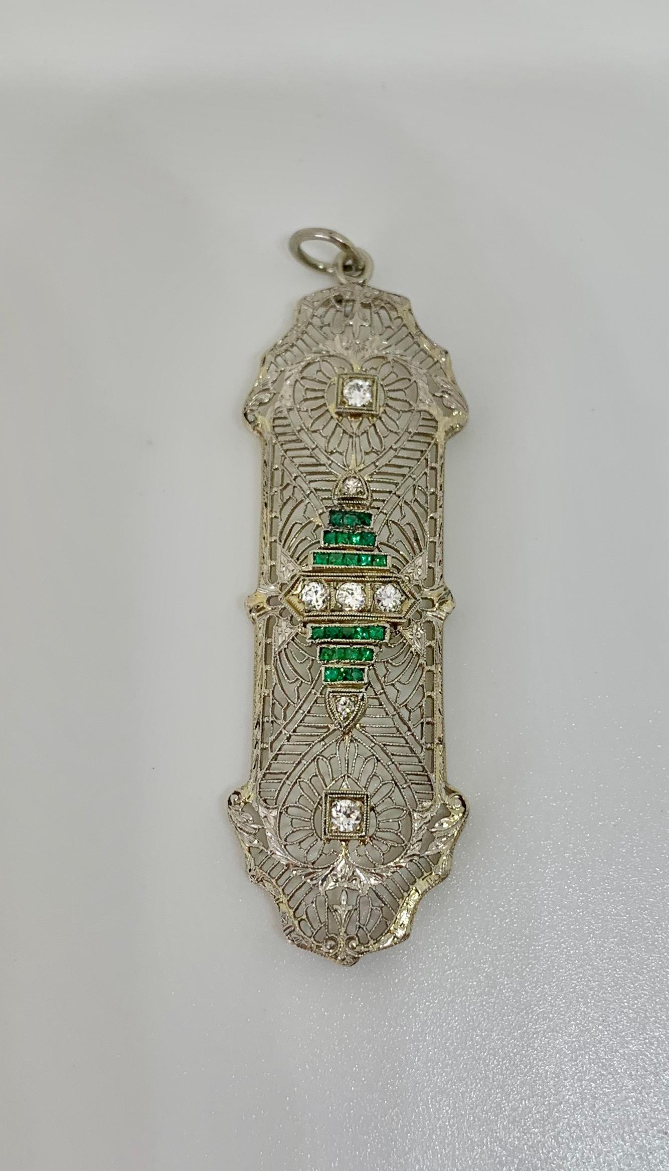 Art Deco Old Mine Diamond Emerald Pendant Necklace Filigree 14K White Gold In Excellent Condition For Sale In New York, NY