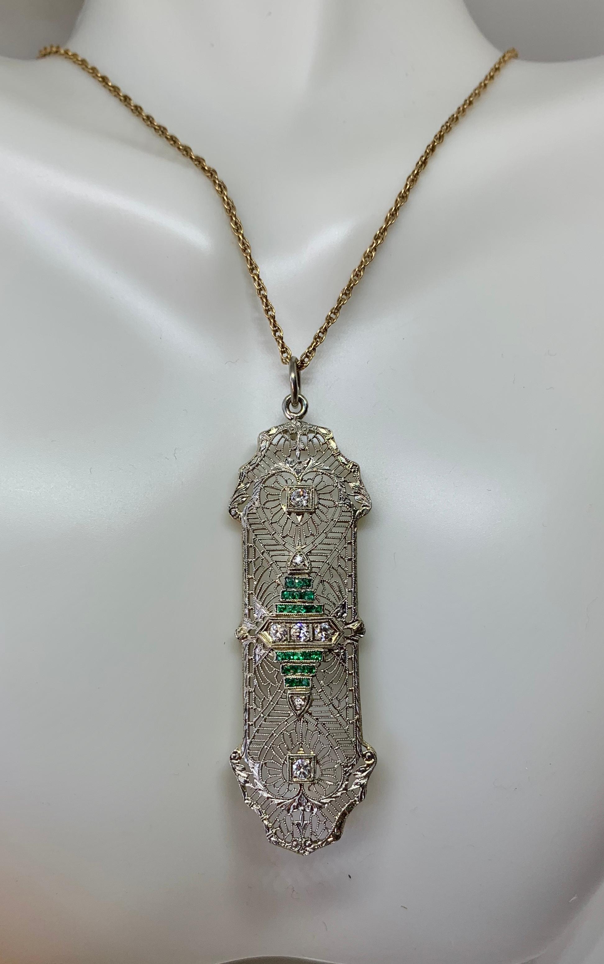 Art Deco Alter Minenschliff Diamant Smaragd Anhänger Halskette Filigran 14K Weißgold im Angebot 1