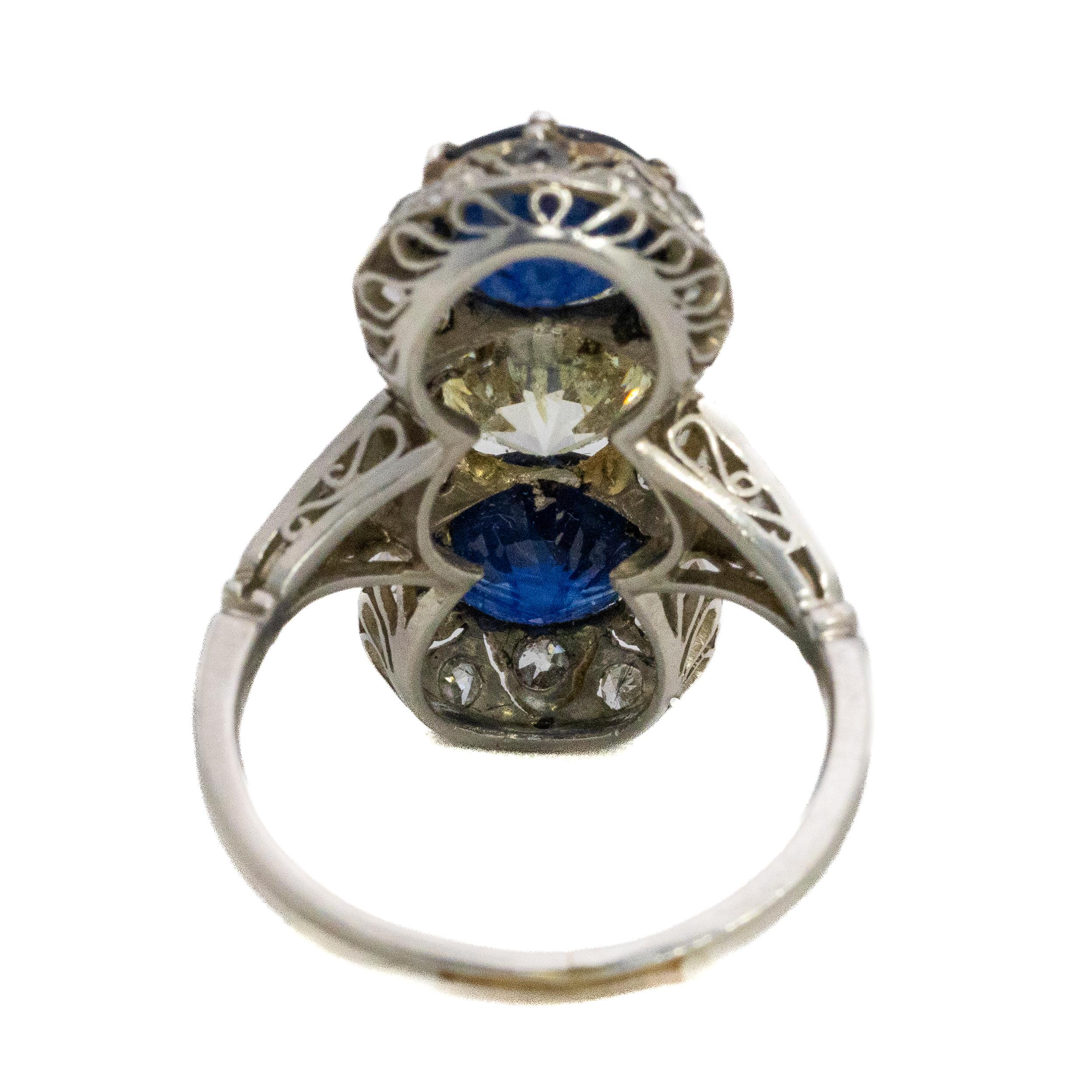 Art Deco Alte Mine Diamant & Saphir Drei Stein Ring

Beschreibung:
Ein origineller Platinring im Art-Déco-Stil mit einem Diamanten im Altminenschliff von 1,80 Karat, der von zwei farbenprächtigen Saphiren von insgesamt 3,48 Karat akzentuiert wird.