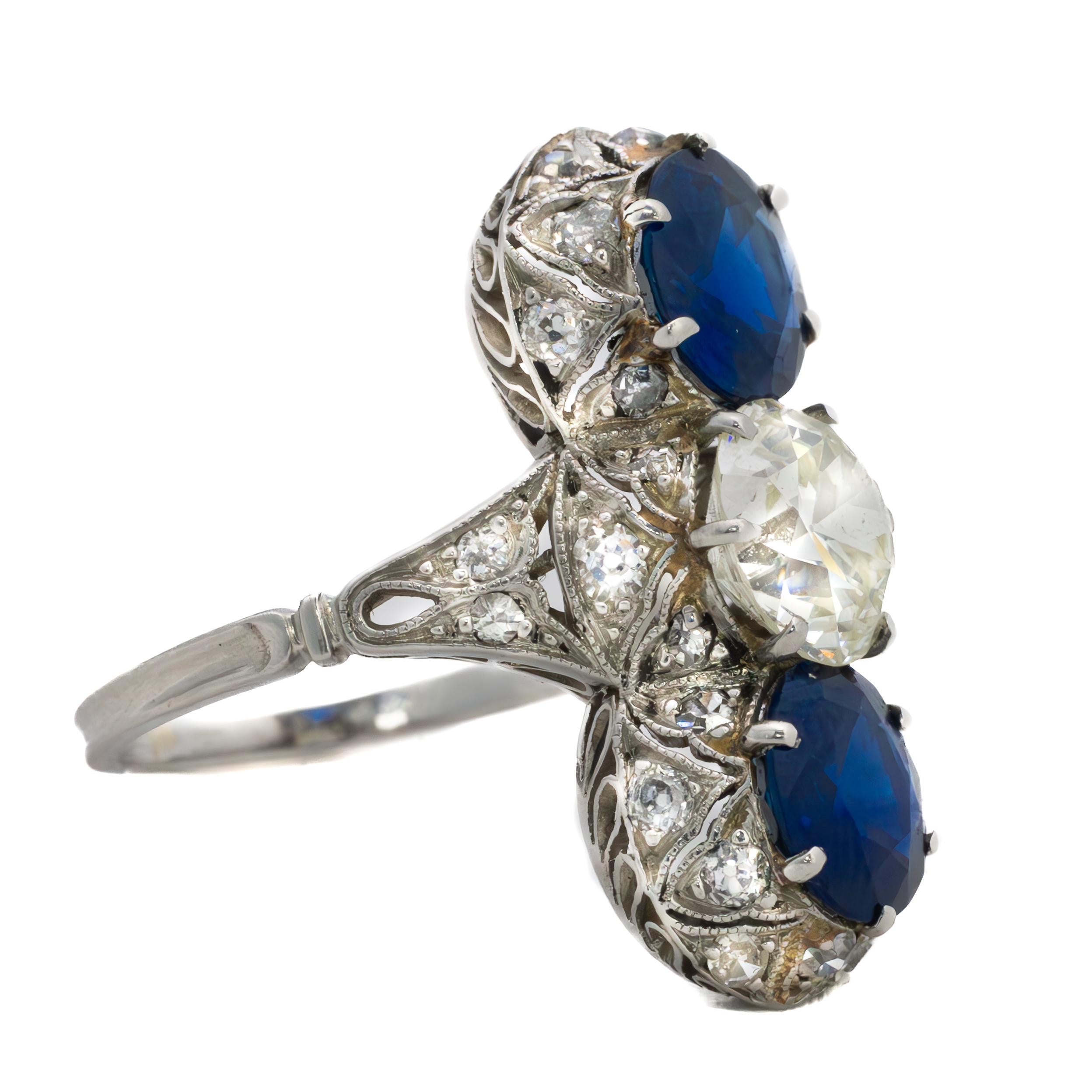 Art Deco Alte Mine Diamant & Saphir Drei Stein Ring (Art déco) im Angebot