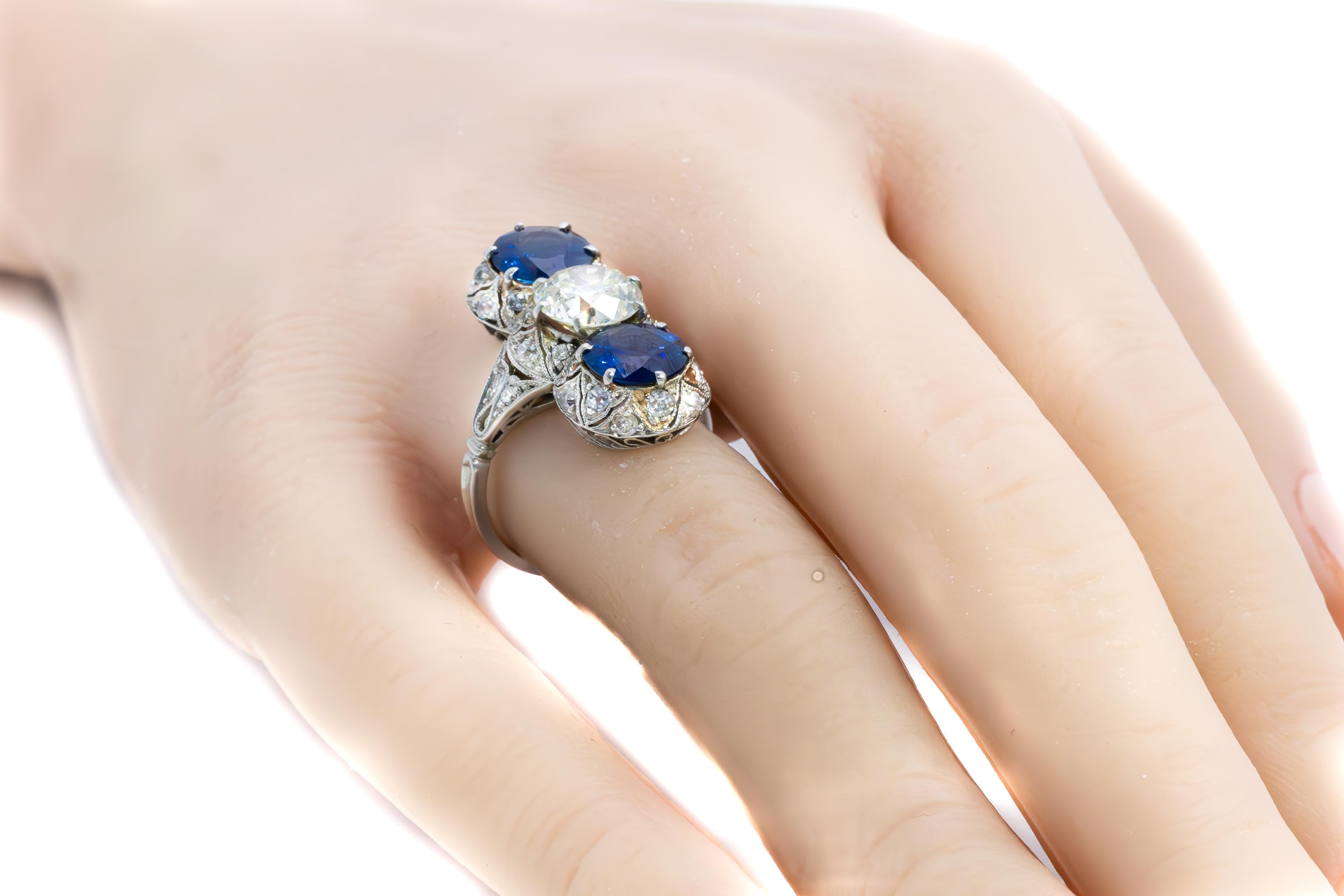 Art Deco Alte Mine Diamant & Saphir Drei Stein Ring (Alteuropäischer Brillantschliff) im Angebot