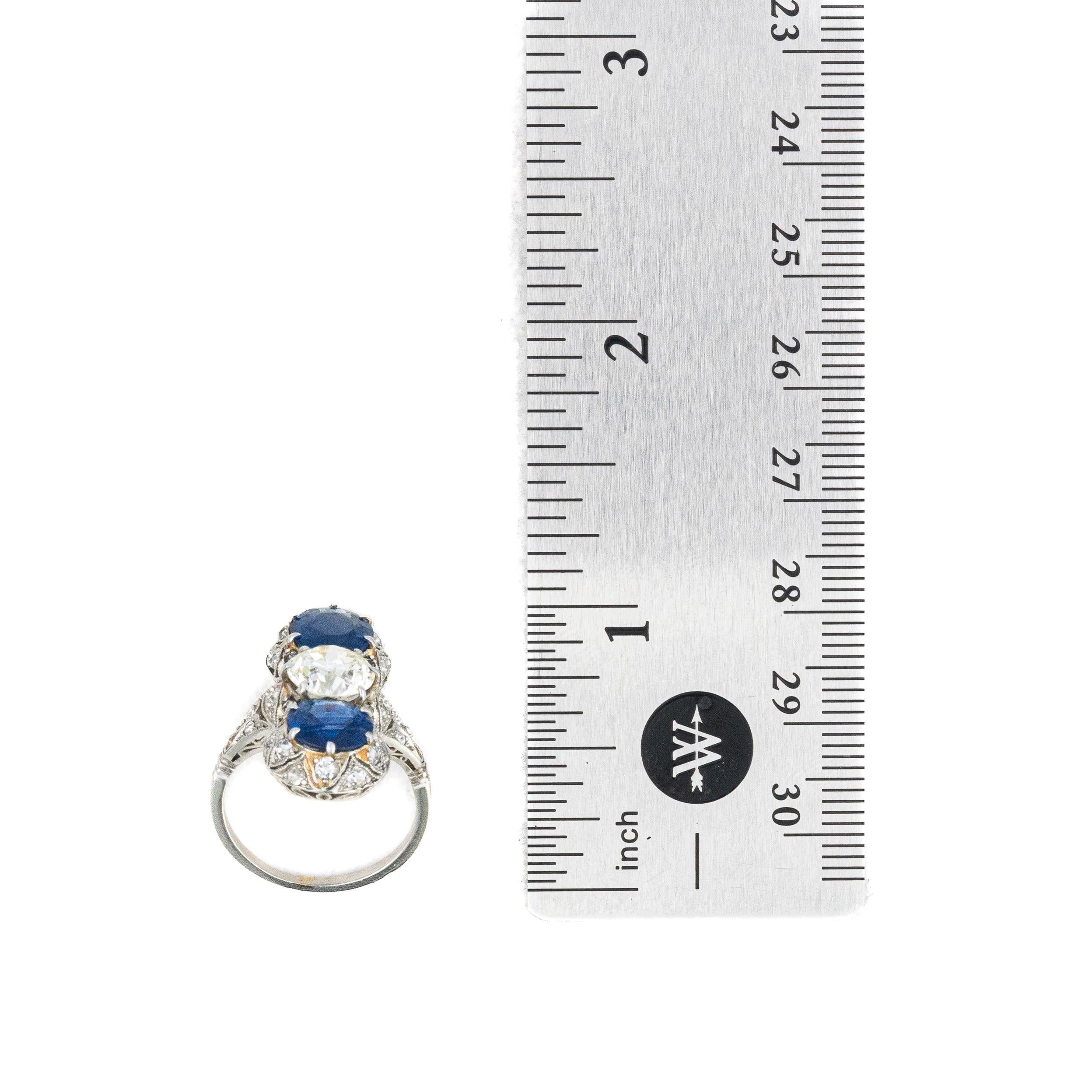 Art Deco Alte Mine Diamant & Saphir Drei Stein Ring im Zustand „Hervorragend“ im Angebot in New York, NY