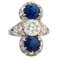 Art Deco Old Mine Diamond & Sapphire Three Stone Ring (bague à trois pierres)