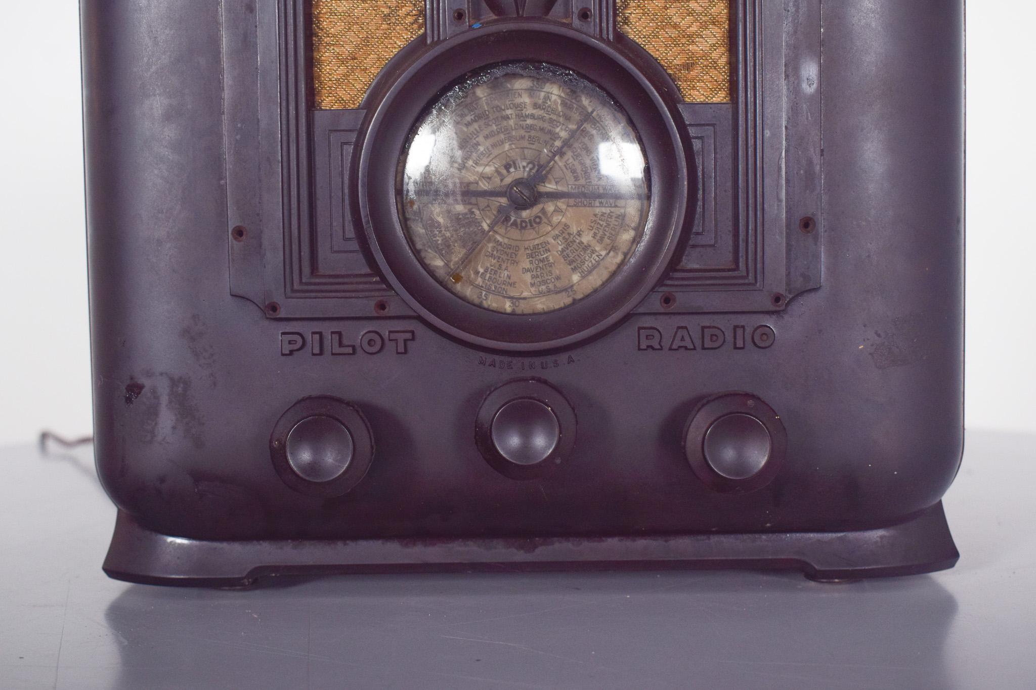 American Art Deco Old Pilot Table Radio, Model 203 For Sale