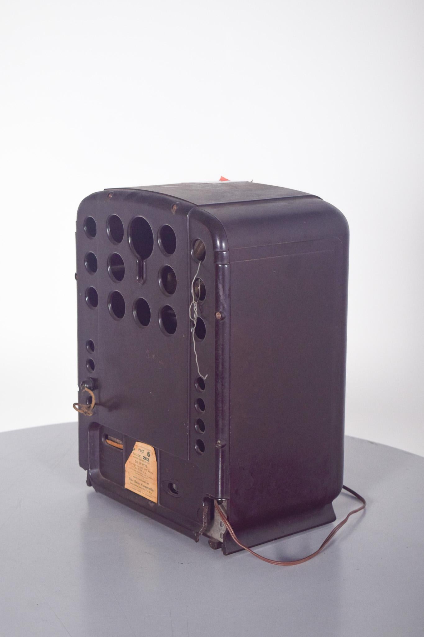 Art Deco Old Pilot Table Radio, Model 203 In Fair Condition For Sale In Lisboa, Lisboa