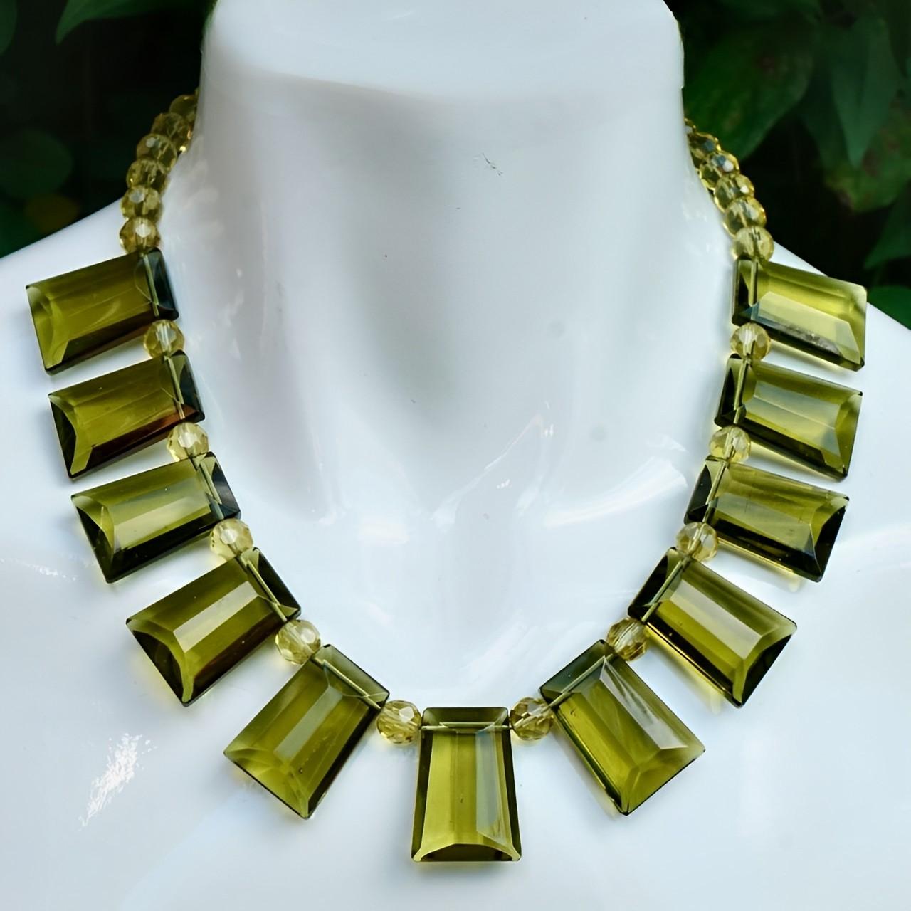 Art Deco Olivgrünes Glas Fransen-Halskette/Kragen (Art déco) im Angebot