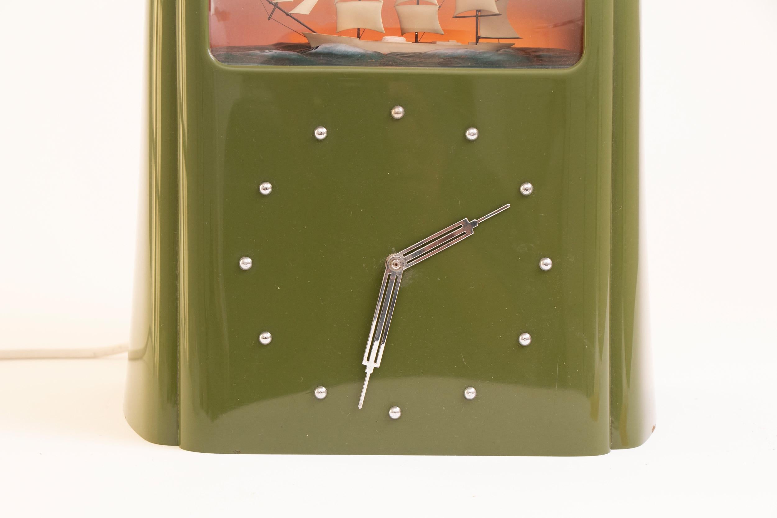 Art Deco Olive Green Vitascope Clock with Original Operational Instructions In Good Condition In London, GB