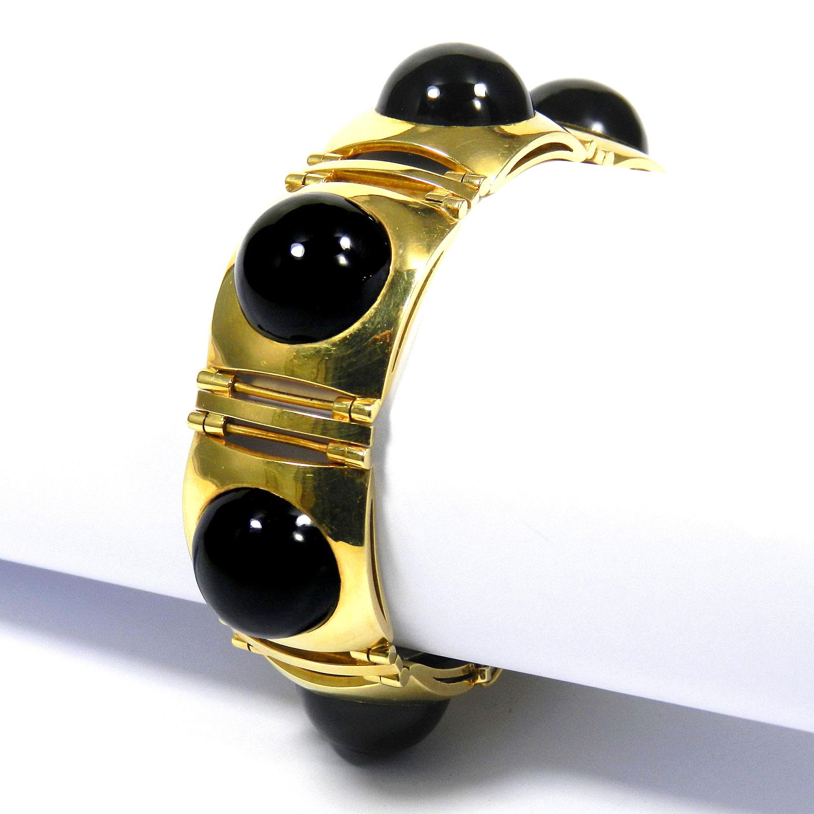 Art Deco Onyx 18K Yellow Gold Link Bracelet 

This classically elegant gold bracelet is designed with rectangular, arched links, each set with a round, deep black onyx cabochon.

 

18 K gold
7 black onyx cabochons, Ø 14.8 mm
Size 17 cm long, width