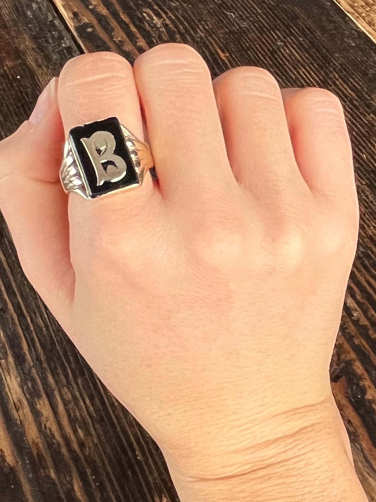 Cabochon Art Deco Onyx and 9 Carat Gold Initial Ring For Sale