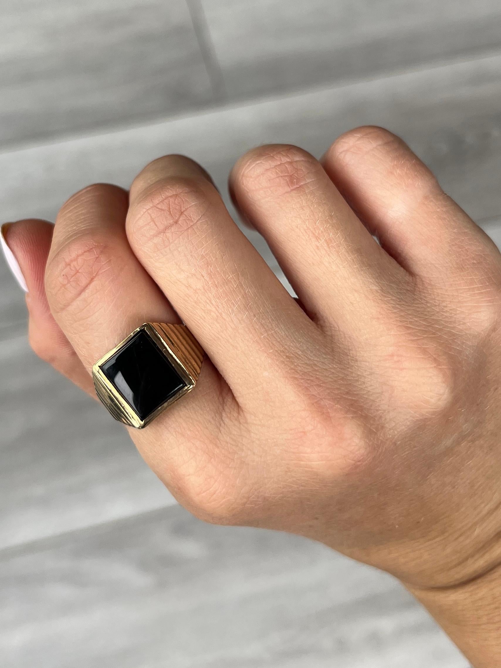 Art Deco Onyx and 9 Carat Gold Signet Ring In Good Condition For Sale In Chipping Campden, GB