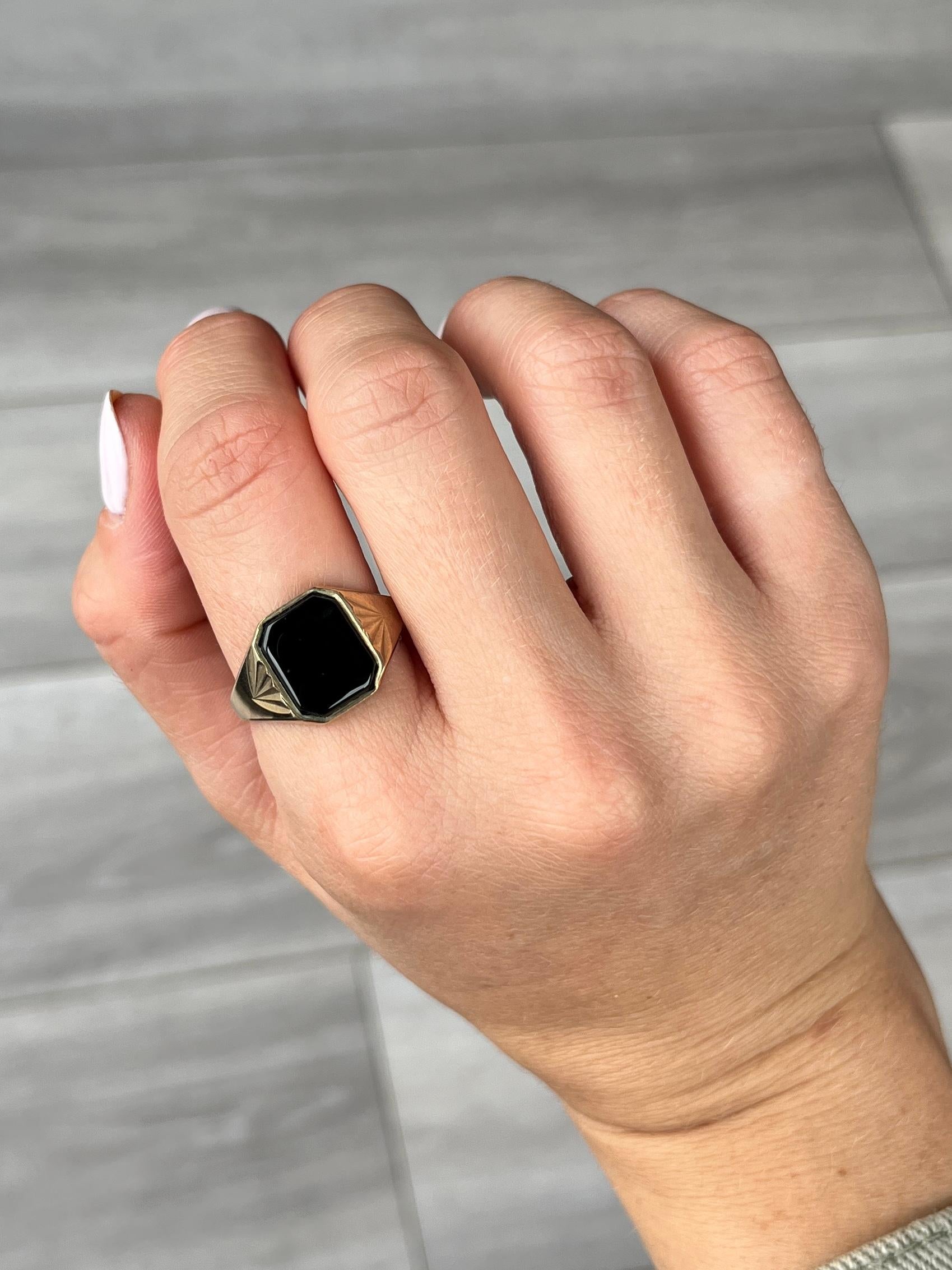 Art Deco Onyx and 9 Carat Gold Signet Ring In Good Condition For Sale In Chipping Campden, GB