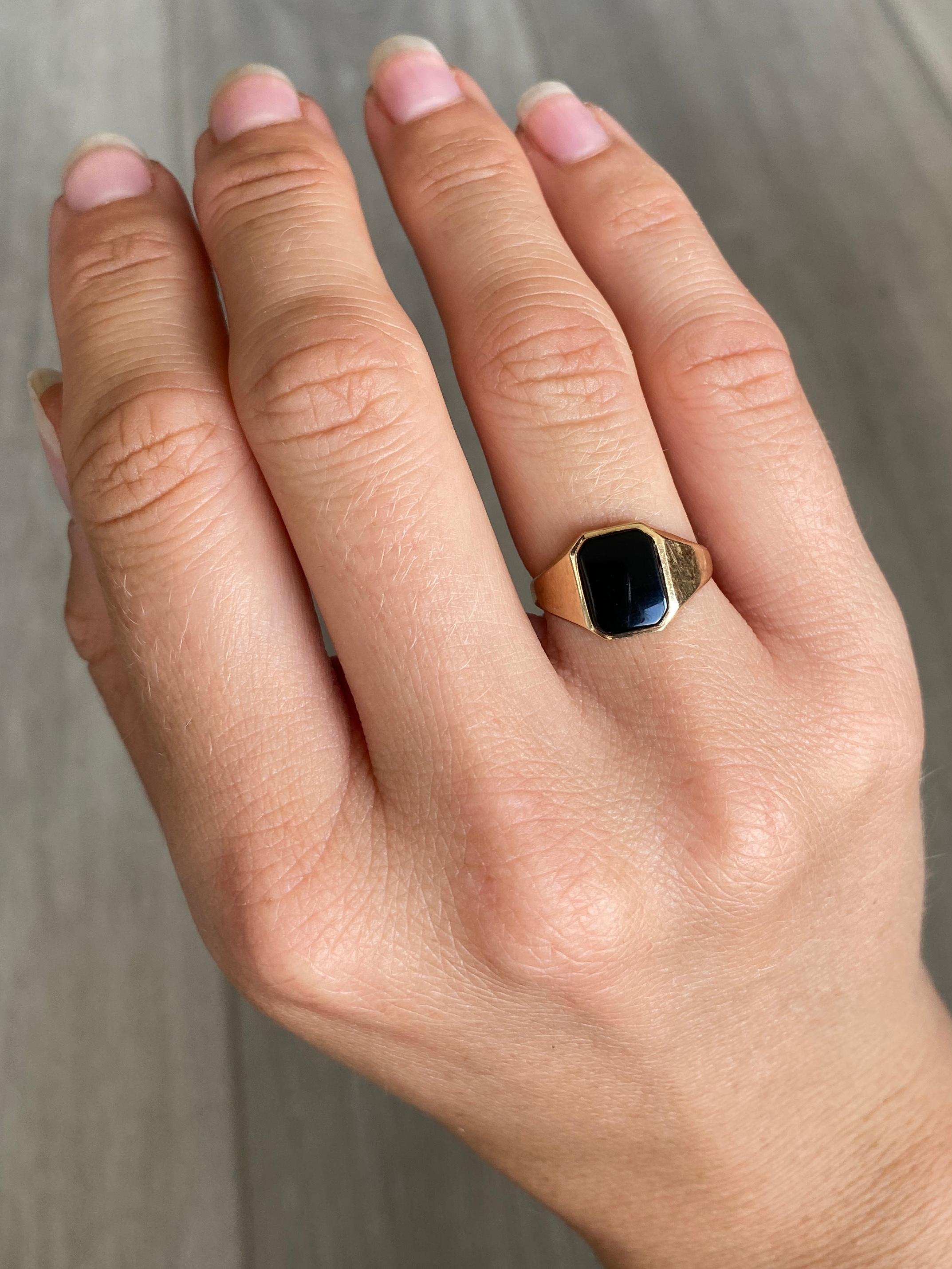 Art Deco Onyx and 9 Carat Gold Signet Ring In Good Condition For Sale In Chipping Campden, GB